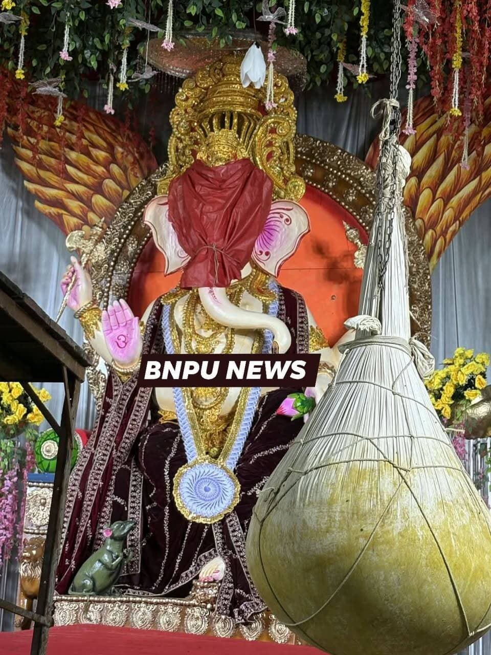 **सुरसंड में 50 लाख के भव्य बजट से गणेश पूजनोत्सव शुरू, 27वें वर्ष मिथिलांचल की परंपरा के साथ विराजे गणपति**
**सुरसंड (सीतामढ़ी):** नगर पंचायत सुरसंड स्थित बाबा गरीबनाथ प्रांगण के दुर्गा मंडप में सात दिवसीय गणेश पूजनोत्सव की शुरुआत हो चुकी है। लगातार 27 वर्षों से आयोजित हो रहा यह उत्सव इस बार अपने भव्य रूप और अनूठी परंपराओं को लेकर पूरे इलाके में चर्चा का विषय बना हुआ है। 21 सितंबर तक चलने वाले इस 7 दिवसीय महाउत्सव का कुल बजट इस बार लगभग ₹50 लाख रखा गया है।
**मिथिलांचल रीति-रिवाज से वैदिक पूजन**
इस पूजनोत्सव की सबसे बड़ी खासियत यह है कि यहाँ गणपति बाप्पा की स्थापना और आराधना पूरी तरह से मिथिलांचल की लोक-परंपराओं और वैदिक रीति-रिवाजों के अनुसार की जाती है। 50 लाख के भारी-भरकम बजट के साथ आकर्षक पूजा पंडाल, भव्य विद्युत सज्जा और श्रद्धालुओं की सुविधा के लिए व्यापक इंतजाम किए गए हैं।
**समिति की मुस्तैद तैयारियाँ**
आयोजन को भव्य और अनुशासित रूप देने में गणेश पूजा समिति के पदाधिकारी और स्थानीय प्रतिनिधि दिन-रात जुटे हुए हैं:
* **अध्यक्ष:** विनोद कुमार (डिश)
* **उपाध्यक्ष:** मिंटू कुमार
* **सचिव:** निशांत कुमार
* **उपसचिव:** पंकज पोद्दार
* **कोषाध्यक्ष:** जय श्री
* **मुख्य पूजक:** रवि ठाकुर
* **विशेष सहयोग:** पूर्व सरपंच इं. मिथिलेश राणा
गणपति बाप्पा के आगमन से पूरा सुरसंड क्षेत्र भक्तिमय माहौल में डूब गया है और प्रतिदिन हजारों श्रद्धालुओं के दर्शन के लिए पहुँचने की उम्मीद है।