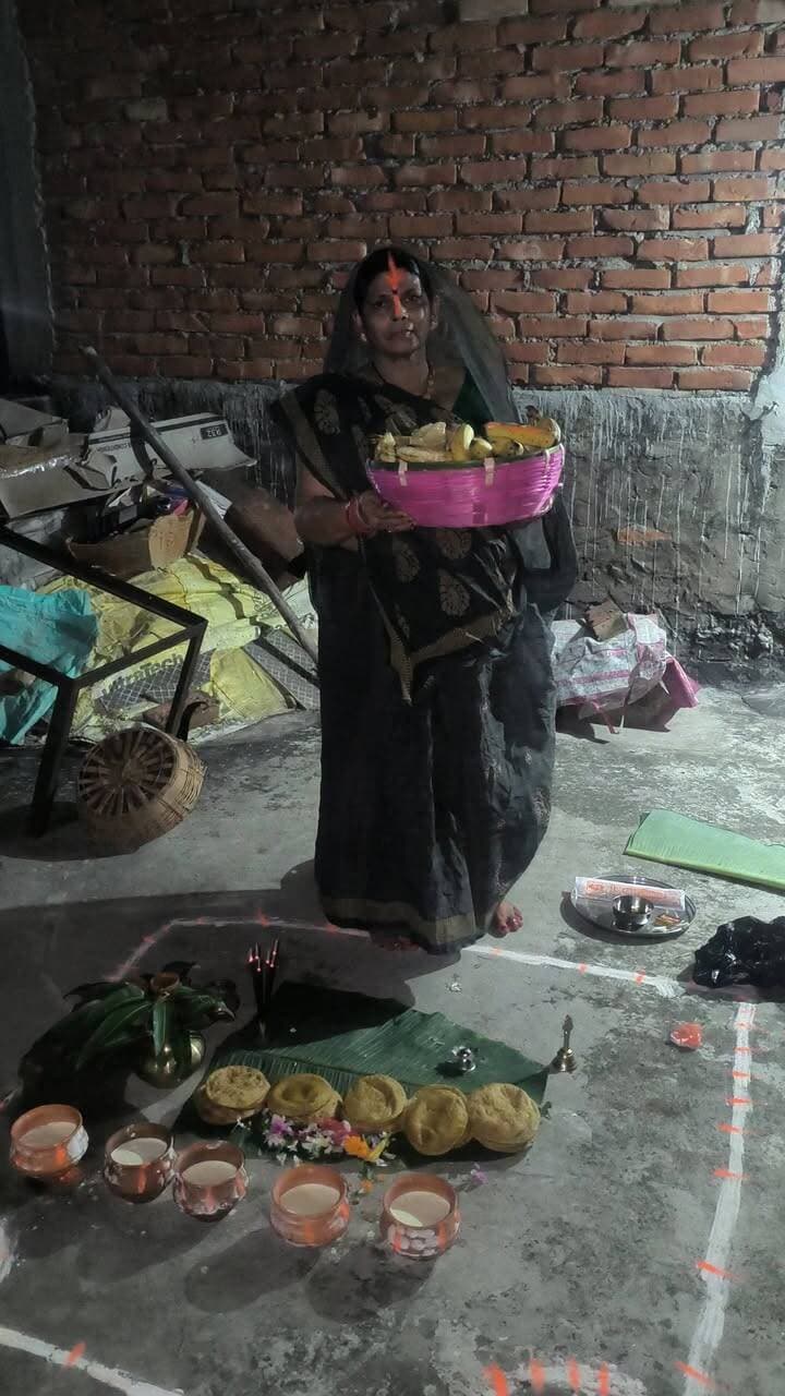 **सुरसंड में श्रद्धा और भक्ति के साथ मना 'चौठ चंद्र' पर्व, विभिन्न पकवानों के साथ अर्घ्य देकर चंद्रमा की हुई पूजा**
**सुरसंड (सीतामढ़ी):** नगर पंचायत सुरसंड व आसपास के ग्रामीण इलाकों में सोमवार की शाम 'चौथी चंद' यानी चौरचन का त्योहार अपार हर्षोल्लास और पारंपरिक धूमधाम के साथ मनाया गया। मिथिलांचल के इस लोक-आस्था से जुड़े पावन पर्व पर महिलाओं ने अपने परिजनों के उत्तम स्वास्थ्य, सुख और समृद्धि की कामना के साथ भगवान गणेश और चंद्र देव की विशेष आराधना की।
**घर-घर बने पारंपरिक व्यंजन**
उत्सव को लेकर सुबह से ही विभिन्न घरों में पकवान बनाने की होड़ लगी रही। पूरी, खीर, ठेकुआ, खाजा, पिड़किया, दही, और मौसमी फलों (जैसे केला, ककड़ी, सेब) को विशेष रूप से तैयार किया गया। शाम होते ही घर के आंगन और छतों को अरिपण (अल्पना) से सजाया गया, जिसके बाद हाथ में फल व पकवान लेकर उदित होते चंद्र देव को मंत्रोच्चार के साथ अर्घ्य दिया गया।
**लोक-विश्वास और परंपरा**
मान्यता के अनुसार, भाद्रपद शुक्ल चतुर्थी के दिन चंद्रमा के दर्शन करने से लगने वाले कलंक के दोष से मुक्ति के लिए यह पूजा की जाती है। गणेश चतुर्थी के पावन अवसर पर सुरसंड का माहौल पूरी तरह से भक्तिमय और उत्सवी बना रहा, जहाँ हर घर से पूजा की आरती और मंत्रोच्चार की गूंज सुनाई देती रही।