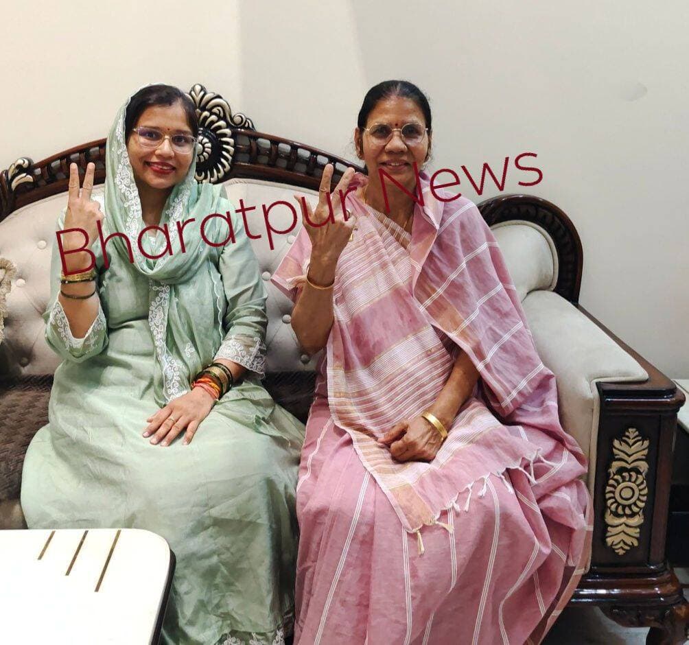 भरतपुर - नगर निकाय चुनाव में सास-बहू की जोड़ी ने लहराया जीत का परचम
भरतपुर - नगर निकाय चुनाव के परिणाम में शहर में एक अनोखी कहानी सामने आई है। वार्ड नंबर 36 और वार्ड नंबर 02 से सास-बहू की जोड़ी ने निर्दलीय प्रत्याशी के तौर पर जीत हासिल कर सबका ध्यान अपनी ओर खींच लिया है।
वार्ड नंबर 36 से सास किरण देवी ने जीत दर्ज की है, तो वहीं वार्ड नंबर 02 से उनकी बहू अंबिका सैनी ने विजय हासिल की है। दोनों ने निर्दलीय चुनाव लड़कर बड़े-बड़े दावों को धराशायी कर दिया और यह साबित कर दिया कि जनता का भरोसा ही सबसे बड़ी पार्टी है।
जीत के बाद सास-बहू की जोड़ी ने मीडिया से बातचीत में कहा कि यह उनके लिए बेहद खास पल है कि दोनों अलग-अलग वार्ड से चुनाव लड़ीं और दोनों को ही जीत मिली। उन्होंने कहा कि चुनाव प्रचार के दौरान सबसे बड़ी चुनौती घर-परिवार को समय देना और उसके बाद प्रचार के लिए निकलना था, लेकिन परिवार के अन्य सदस्यों ने पूरा सहयोग किया, जिसकी वजह से यह संभव हो पाया।
किरण देवी और अंबिका सैनी ने कहा कि उन्हें लोग लगातार बधाइयां दे रहे हैं। पूरे मोहल्ले और दोनों वार्डों में खुशी का माहौल है। उन्होंने कहा कि चुनाव से पहले उन्होंने जनता से जो वादे किए हैं - जैसे नाली, सड़क, पानी, सफाई और स्ट्रीट लाइट की समस्या को दूर करना - उसे प्राथमिकता से पूरा किया जाएगा।
दोनों ने कहा कि वे निर्दलीय जीती हैं इसलिए बिना किसी दबाव के वार्ड के विकास के लिए काम कर पाएंगी। जनता ने उन पर जो भरोसा जताया है, उस पर वे खरा उतरने की पूरी कोशिश करेंगी। सास-बहू की इस जीत ने क्षेत्र की अन्य महिलाओं के लिए भी एक प्रेरणा का काम किया है।बाइट ..01,वार्ड नंबर 36 से सास किरण देवी,बाइट ..02 ..वार्ड नंबर 02 से अंबिका सैनी..