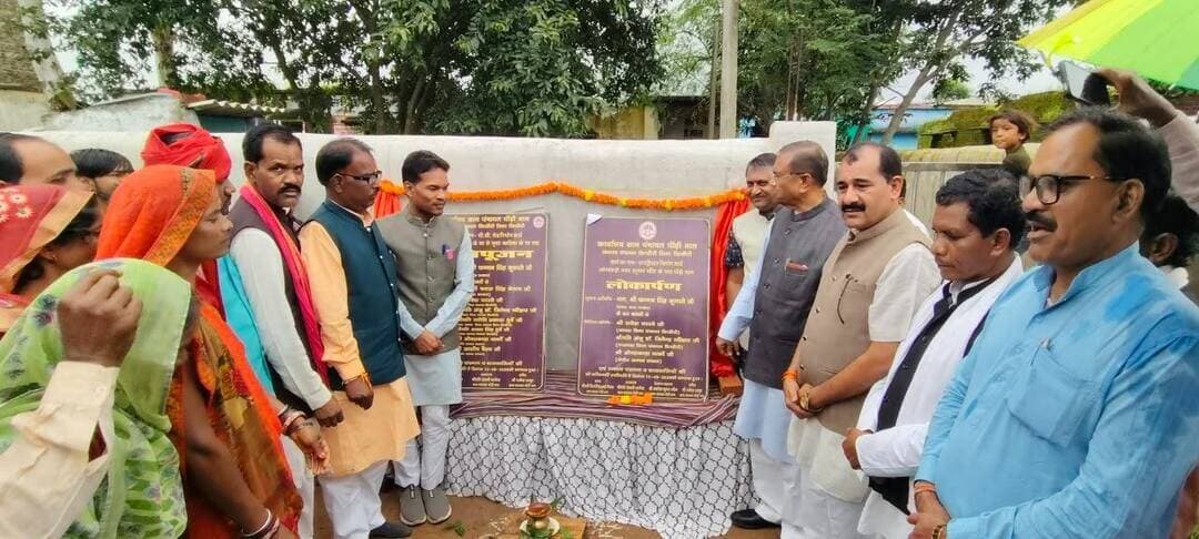 पौंडी माल में विकास कार्यों की सौगात, सांसद फग्गन सिंह कुलस्ते ने किया भूमिपूजन एवं लोकार्पण
सीसी रोड निर्माण का हुआ भूमिपूजन, आंगनवाड़ी भवन की बाउंड्रीवाल का लोकार्पण; सांसद बोले—गांवों में मूलभूत सुविधाओं का विस्तार सरकार की प्राथमिकता
विकासखंड डिंडौरी की ग्राम पंचायत पौंडी माल में विभिन्न विकास कार्यों के भूमिपूजन एवं लोकार्पण कार्यक्रम का आयोजन किया गया। कार्यक्रम में सांसद श्री फग्गन सिंह कुलस्ते मुख्य अतिथि के रूप में शामिल हुए।
कार्यक्रम के दौरान हनुमान मंदिर के पास स्थित आंगनवाड़ी भवन की बाउंड्रीवाल निर्माण कार्य का लोकार्पण किया गया। वहीं, श्री चन्द्रिका प्रसाद गोसांई के घर से श्री भूपत कासिया के घर तक सीसी रोड निर्माण कार्य का भूमिपूजन किया गया। विकास कार्यों की शुरुआत से ग्रामीणों में उत्साह देखने को मिला।
इस अवसर पर सांसद श्री फग्गन सिंह कुलस्ते ने कहा कि गांवों में मूलभूत सुविधाओं का विस्तार सरकार की प्राथमिकता है। सड़क, आंगनवाड़ी भवन, पेयजल, बिजली सहित अन्य आवश्यक सुविधाओं के विकास से ग्रामीणों के जीवन में सकारात्मक बदलाव आता है।
उन्होंने कहा कि ग्राम पंचायतों में स्वीकृत विकास कार्यों को गुणवत्तापूर्ण तरीके से निर्धारित समय-सीमा में पूरा किया जाना चाहिए, ताकि ग्रामीणों को योजनाओं और निर्माण कार्यों का लाभ जल्द मिल सके। केंद्र और राज्य सरकार द्वारा ग्रामीण क्षेत्रों के विकास के लिए विभिन्न योजनाओं के माध्यम से लगातार कार्य किए जा रहे हैं।
सांसद ने कहा कि जनप्रतिनिधियों और ग्रामीणों की सहभागिता से गांवों को और अधिक सशक्त एवं विकसित बनाया जा सकता है। उन्होंने विकास कार्यों की गुणवत्ता और समयबद्धता पर भी जोर दिया।
कार्यक्रम में जिला पंचायत अध्यक्ष श्री रूद्रेश परस्ते, रेडक्रॉस समिति के अध्यक्ष श्री नरेन्द्र राजपूत सहित सरपंच, स्थानीय जनप्रतिनिधि एवं बड़ी संख्या में ग्रामीणजन उपस्थित रहे।
#Dindori #FagganSinghKulaste #DevelopmentNews #MadhyaPradesh #ViralNews
