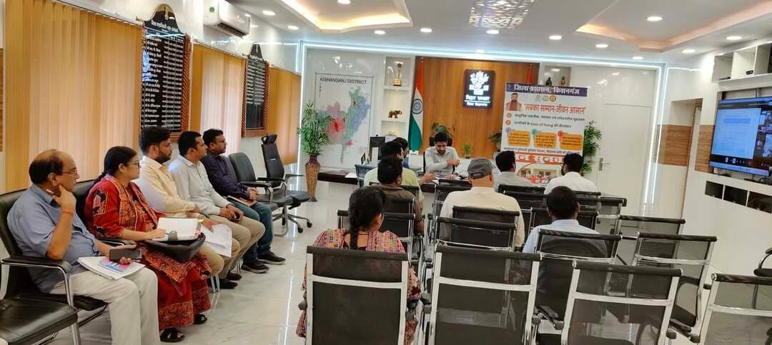 किशनगंज जिला मुख्यालय में आज दिनांक 14 सितंबर 2026 को जिला पदाधिकारी नवीन कुमार की अध्यक्षता में जिला खनन विभाग से संबंधित पदाधिकारियों के साथ समीक्षा बैठक आयोजित की गई ।
जिला पदाधिकारी द्वारा माह सितम्बर 2026 में खनन विभाग की कार्यों की समीक्षा के क्रम में विभाग द्वारा दिये गये लक्ष्य को शत-प्रतिशत पूरा करने के साथ अवैध खनन, परिवहन एवं भण्डारण के विरूद्ध संवेदनशील स्थलों को चिन्हित करते हुये पुलिस बल के साथ कार्रवाई करने का निदेश दिया गया।
माह सितंबर 2026 में जिला खनन कार्यालय, किशनगंज द्वारा इसी क्रम में 39 छापेमारी करते हुये अवैध खनन, परिवहन एवं भंडारण के विरूद्ध कृत कार्रवाई में 03 लोगों को गिरफ्तार करते हुए 05 प्राथमिकी दर्ज की गई।
माह सितंबर में अवैध खनन, परिवहन एवं भंडारण में संलिप्त 09 वाहनों को जप्त करते हुए कुल-16.33 लाख दण्ड अधिरोपित किया गया है।
वित्तीय वर्ष 2026-27 में अवैध खनन, परिवहन एवं भंडारण के विरूद्ध कृत कार्रवाई में कुल-576 छापेमारी करते हुये 36 प्राथमिकी दर्ज कर कुल-157 वाहनों को जप्त कर कुल-395.30 लाख दण्ड अधिरोपित किया गया।
वित्तीय वर्ष 2026-27 में अवैध खनन, परिवहन एवं भंडारण के विरूद्ध कृत कार्रवाई में कुल-410.36 लाख रूपये की वसूली की गई। इस अवसर पर सहायक निदेशक,खान एवं भूतत्व सहित संबंधित पदाधिकारी उपस्थित थे। #viralreels #viralreelschallenge #viralchallenge #viralpost #videogames #vacaciones #newyork #2026Goals