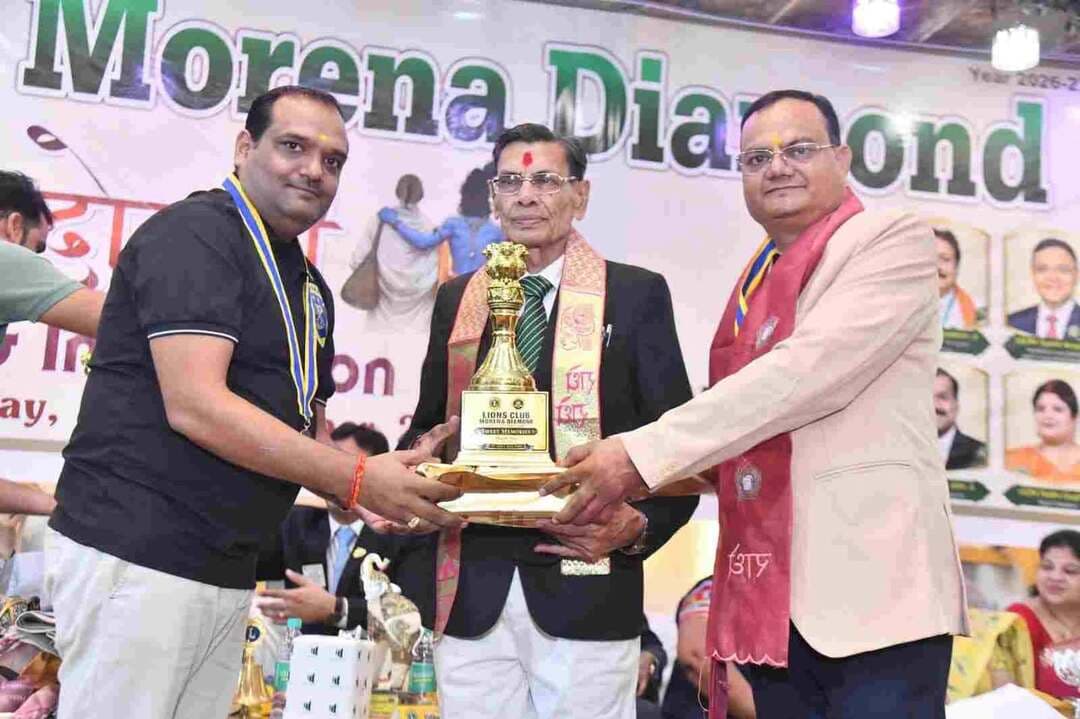 लायंस क्लब मुरैना डायमंड का ‘दोस्ती’ शपथ ग्रहण समारोह संपन्न, पंडित जे.पी. शर्मा ‘मुरैना लायन रत्न’ सम्मान से सम्मानित
मुरैना। लायंस क्लब मुरैना डायमंड के वर्ष 2026-27 के शपथ ग्रहण समारोह ‘दोस्ती’ का आयोजन किया गया। समारोह में अध्यक्ष प्रमोद सिंघल, सचिव दिनेश यादव, कोषाध्यक्ष विनोद सिंघल, एडमिनिस्ट्रेटर अमित कुमार गुप्ता और उपाध्यक्ष अमित अग्रवाल ने शपथ ली।
कार्यक्रम में मुख्य अतिथि लायन कुलभूषण मित्तल, शपथ अधिकारी लायन सुनील अरोड़ा और मुख्य वक्ता लायन अशोक ठाकुर सहित अन्य अतिथि मौजूद रहे। करीब 100 सदस्यीय क्लब ने सेवा और सामाजिक एकता के लिए कार्य करने का संकल्प लिया। वहीं, लायंस आंदोलन में 50 वर्षों से सेवा दे रहे लायन पंडित जे.पी. शर्मा को ‘मुरैना लायन रत्न’ सम्मान से सम्मानित किया गया।
#मुरैना #morena