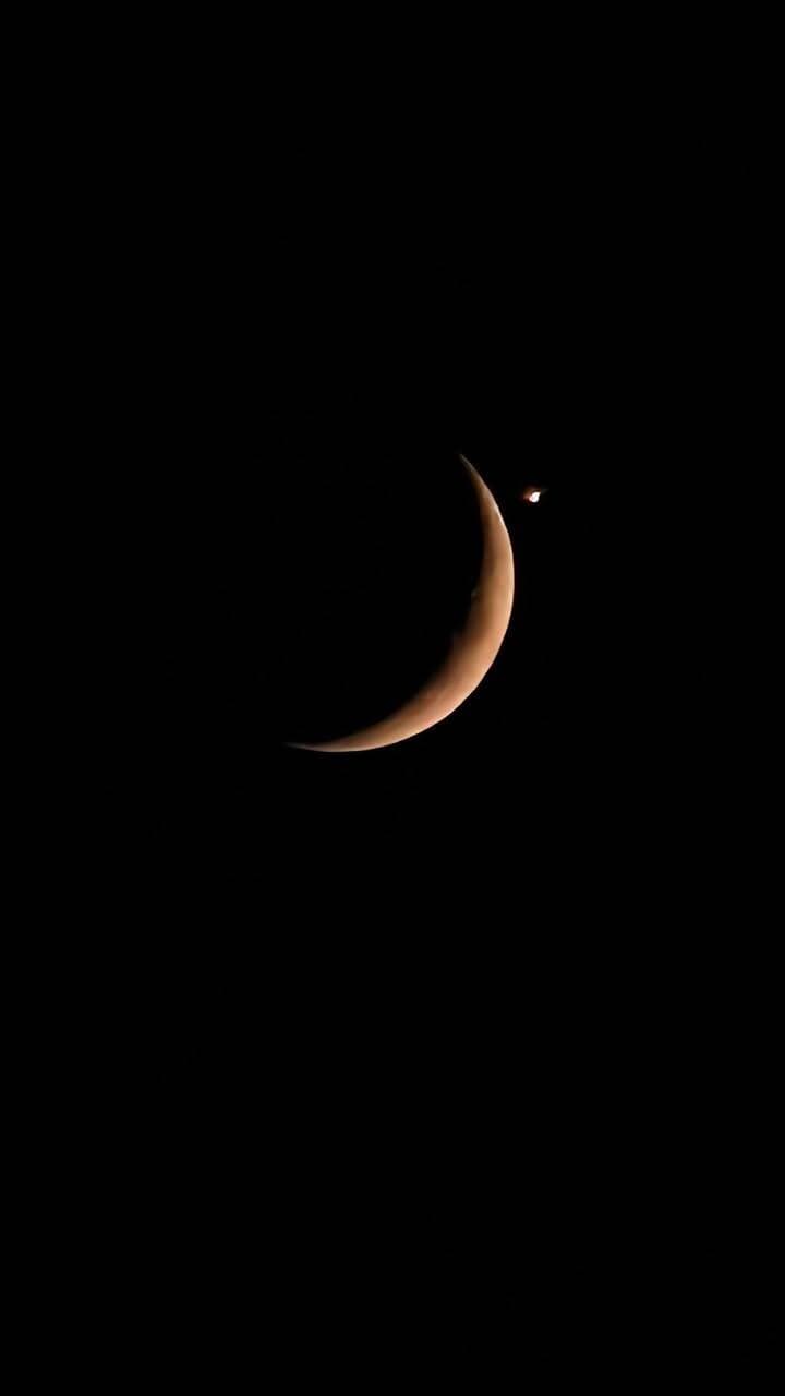 🌙⭐ चांद के साथ चमकता तारा बना आकर्षण का केंद्र, चौरचन की रात का मनमोहक नज़ारा देखिए!