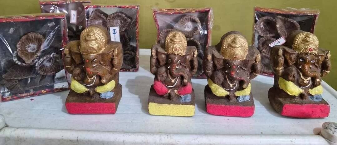 आजीविका मिशन की समूह महिलाओं ने तैयार की गोबर एवं मिट्टी की गणेश प्रतिमाएं
बड़वानी। गणेश चतुर्थी के पावन अवसर पर पर्यावरण संरक्षण एवं स्वदेशी उत्पादों को बढ़ावा देने की दिशा में मध्यप्रदेश राज्य ग्रामीण आजीविका मिशन, जिला बड़वानी से जुड़ी स्व-सहायता समूह की महिलाओं द्वारा गाय के गोबर एवं प्राकृतिक मिट्टी से भगवान श्री गणेश की आकर्षक प्रतिमाएं तैयार की गई हैं। महिलाओं द्वारा तैयार की गई इन प्रतिमाओं में आस्था के साथ-साथ पर्यावरण संरक्षण और महिला स्वावलंबन का संदेश भी दिखाई देता है।
समूह की महिलाओं ने स्थानीय स्तर पर उपलब्ध गाय के गोबर और प्राकृतिक मिट्टी का उपयोग करते हुए गणेश प्रतिमाओं का निर्माण किया। इन प्रतिमाओं को आकर्षक एवं पारंपरिक रूप देने के लिए प्राकृतिक सामग्री और रंगों का उपयोग किया गया है।
गोबर की गणेश प्रतिमा का महत्व
गाय के गोबर से बनी गणेश प्रतिमा पर्यावरण के अनुकूल होती है। विसर्जन के बाद यह प्राकृतिक रूप से मिट्टी में मिल जाती है तथा इससे जल प्रदूषण की समस्या अपेक्षाकृत कम होती है। गोबर का उपयोग ग्रामीण क्षेत्रों में उपलब्ध स्थानीय संसाधनों के बेहतर उपयोग और पर्यावरण संरक्षण की दिशा में भी महत्वपूर्ण माना जाता है।
मिट्टी की गणेश प्रतिमा क्यों उपयोगी
प्राकृतिक मिट्टी से बनी गणेश प्रतिमा भी पर्यावरण-अनुकूल विकल्प है। ऐसी प्रतिमाएं पानी में आसानी से घुलकर मिट्टी में वापस मिल सकती हैं। इसके विपरीत प्लास्टर ऑफ पेरिस एवं रासायनिक रंगों से बनी प्रतिमाओं के विसर्जन से जलस्रोतों पर प्रतिकूल प्रभाव पड़ सकता है। इसलिए प्राकृतिक मिट्टी की प्रतिमाओं को अपनाना स्वच्छ एवं हरित गणेशोत्सव की दिशा में एक बेहतर पहल है।
महिलाओं को मिल रहा रोजगार एवं स्वावलंबन का अवसर
मध्यप्रदेश राज्य ग्रामीण आजीविका मिशन से जुड़ी स्व-सहायता समूह की महिलाओं द्वारा गणेश प्रतिमाओं का निर्माण केवल धार्मिक एवं पर्यावरणीय पहल ही नहीं, बल्कि महिला आर्थिक सशक्तिकरण का भी उदाहरण है। स्थानीय स्तर पर उपलब्ध संसाधनों से उत्पाद तैयार कर महिलाएं अपनी आजीविका को मजबूत करने के साथ-साथ अपनी कला एवं हुनर को बाजार तक पहुंचाने का कार्य कर रही हैं।
इसी क्रम में आजीविका मिशन से जुड़ी महिलाओं ने बड़वानी कलेक्टर श्रीमती जयति सिंह को स्वयं निर्मित इन आकर्षक गणेश प्रतिमाओं को भेंट कर इस अभियान का शुभारंभ किया।
इस पहल के माध्यम से “आस्था भी, आजीविका भी और पर्यावरण संरक्षण भी” का संदेश दिया जा रहा है। गणेशोत्सव के दौरान प्राकृतिक सामग्री से बनी प्रतिमाओं को अपनाकर आमजन भी पर्यावरण संरक्षण में अपना योगदान दे सकते हैं।
#JansamparkMP
#Badwani