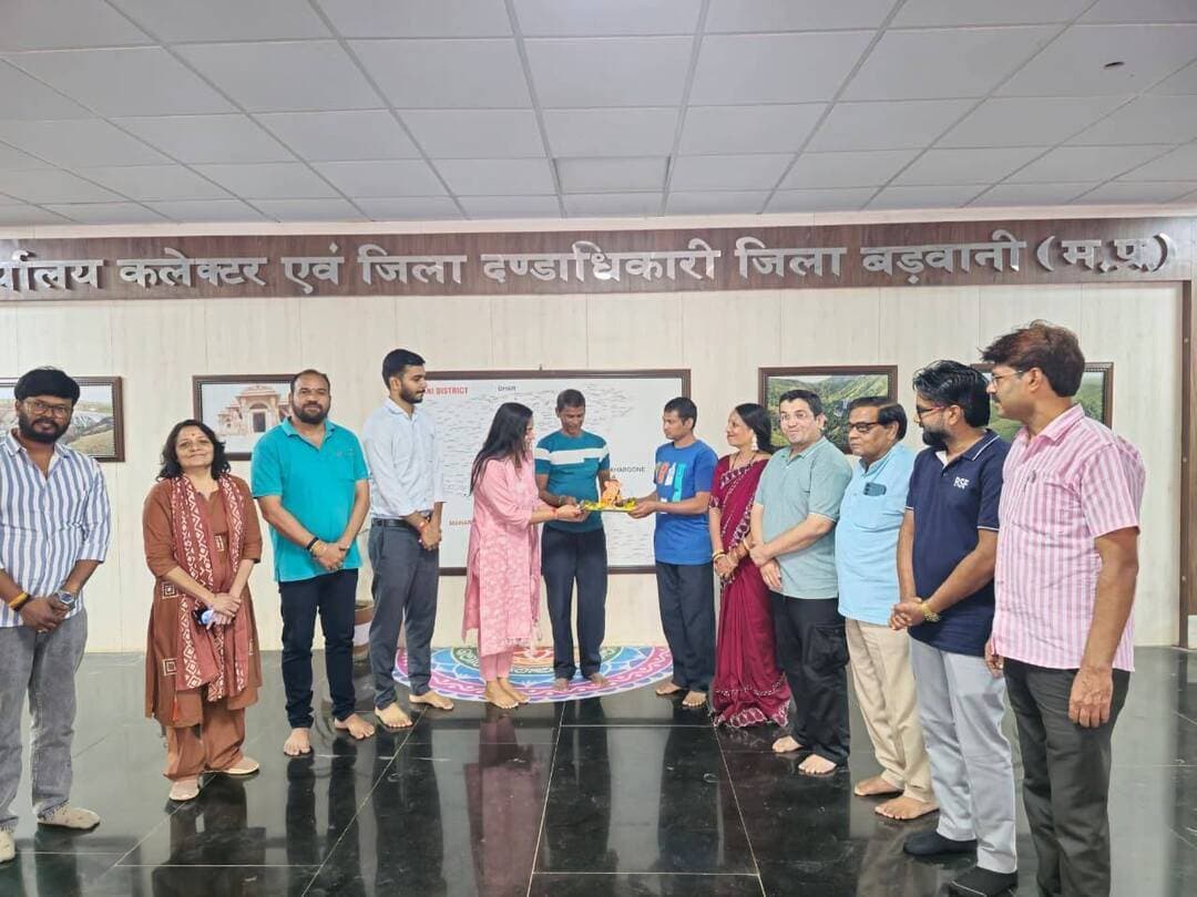 कलेक्ट्रेट में विराजेंगे आशा आश्रय गृह के मनोरोगियों के द्वारा माटी से निर्मित सिद्ध गणेश
बड़वानी 14 सितम्बर 2026/ प्रत्येक मनुष्य के मानस में सृजनशीलता ईश्वर की देन होती है बस आवश्यकता है तो उसे योग्य मैटर एवं अपने पुरुषार्थ से मूर्त रूप देने की उक्त बातें कलेक्टर श्रीमती जयति सिंह ने आशाग्राम ट्रस्ट द्वारा संचालित आशा आश्रय गृह के मनोरोगियों के द्वारा हस्त निर्मित माटी के श्री सिद्ध गणेश जी की प्रतिमा आश्रय गृह वासियों के द्वारा भेंट स्वरूप प्राप्त करते हुए कही। उन्होंने कहा जो कभी निराश्रित जीवन जीते हुए विक्षिप्तता की अवस्था में दर-दर भटक रहे थे आज वे समर्थ स्वावलंबी बनकर भगवान गणेश जी की प्रतिमा को आकार देकर अपनी कल्पना शक्ति के रंग भर रहे हैं।
कलेक्टर श्रीमती सिंह ने विधि विधान से मनोरोगियों द्वारा नर्मदा माटी से निर्मित गणेश जी की प्रतिमा को कलेक्टर ऑफिस में स्थापित करने के लिए कहा। ट्रस्ट के सचिव डॉ चक्रेश पहाड़िया ने बताया आशाग्राम ट्रस्ट में कन्या महाविद्यालय बड़वानी की छात्राएं एक माह के इंटर्नशिप पर आई हुई है। इन्हें एक और जहां सेवा सरोकार के कार्यों से जोड़ा जा रहा है वही मनोरोगियों एवं दिव्यांग जनों की प्रतिभा को निखारने के लिए भी आश्रय गृह जैसे संस्थानों से जोड़ रहे हैं जिससे एक समावेशी माहौल में नवाचार को मूर्ति रूप दिया जा सके। आश्रय गृह के कर्मचारी श्रीमती साधना भावसार के साथ कन्या महाविद्यालय की छात्राओं ने गणेश जी की प्रतिमा निर्माण करने के लिए मनोरोगियों को दक्षता प्रदान की। इस दौरान जिला पंचायत के मुख्य कार्यपालन अधिकारी श्री अर्पित गुप्ता, आशाग्राम ट्रस्ट के ट्रस्टी डॉ केपी सिंह, श्री अशोक दोषी, श्री के एस मकवाना, श्री सचिन दुबे, श्री मणिराम नायडू, श्री समाधान पाटिल आदि उपस्थित थे।
#JansamparkMP
#Badwani