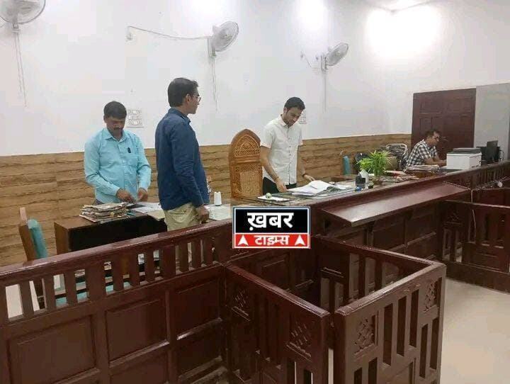 डीएम ने बाल गृह और जिलाधिकारी न्यायालय का किया औचक निरीक्षण
<nis:link nis:type=tag nis:id=देवरिया। nis:value=देवरिया। nis:enabled=true nis:link/> जिलाधिकारी मधुसूदन हुल्गी ने सोमवार को जनपद स्थित बाल गृह एवं जिलाधिकारी न्यायालय का औचक निरीक्षण किया। उन्होंने दोनों स्थानों की व्यवस्थाओं का जायजा लेते हुए संबंधित अधिकारियों से जानकारी ली और व्यवस्थाओं में आवश्यक सुधार के निर्देश दिए।
बाल गृह के निरीक्षण के दौरान डीएम ने परिसर, रसोईघर, भोजन कक्ष और बच्चों के रहने के स्थानों को देखा। उन्होंने रसोईघर में भोजन की स्वच्छता और गुणवत्ता पर विशेष ध्यान देने को कहा। साथ ही बच्चों को पौष्टिक और निर्धारित मानकों के अनुरूप भोजन उपलब्ध कराने के निर्देश दिए।
जिलाधिकारी ने परिसर में नियमित साफ-सफाई बनाए रखने के साथ बच्चों के स्वास्थ्य और सुरक्षा से जुड़ी व्यवस्थाओं को भी दुरुस्त रखने को कहा। उन्होंने अधिकारियों को बच्चों की सुविधाओं और जरूरतों का विशेष ध्यान रखने के निर्देश दिए।
इसके बाद जिलाधिकारी न्यायालय की व्यवस्थाओं का भी निरीक्षण किया। उन्होंने संबंधित अधिकारियों से आवश्यक जानकारी लेते हुए कार्यों को व्यवस्थित एवं बेहतर तरीके से संचालित करने के निर्देश दिए।
<nis:link nis:type=tag nis:id=deorianews nis:value=deorianews nis:enabled=true nis:link/>