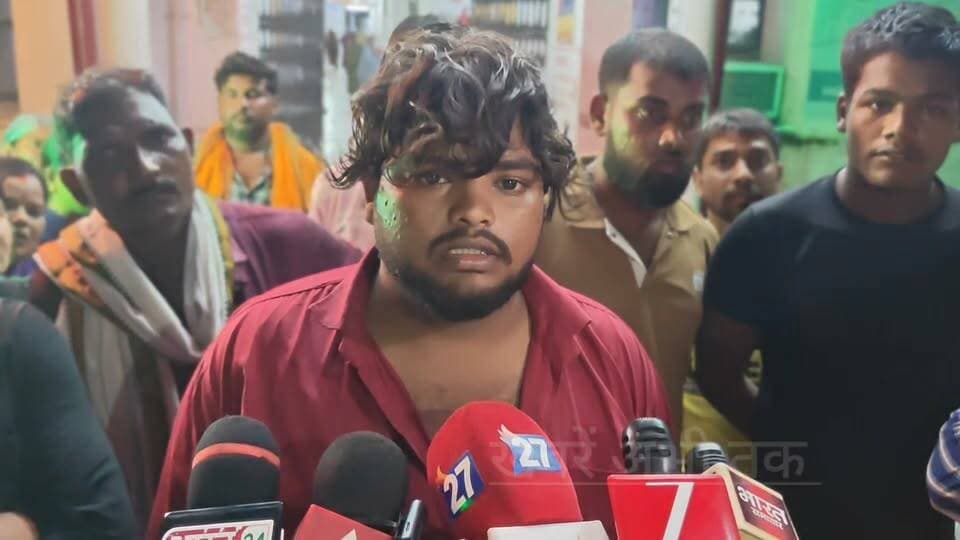 सरसेना पेट्रोल पंप पर 21 वर्षीय अनीश के साथ हुई वारदात, दोस्त हंसराज कुमार ने बताई पूरी घटना
#खबरेंअभीतक #KhabareAbhiTak #मऊ #सरसेना #अनीश