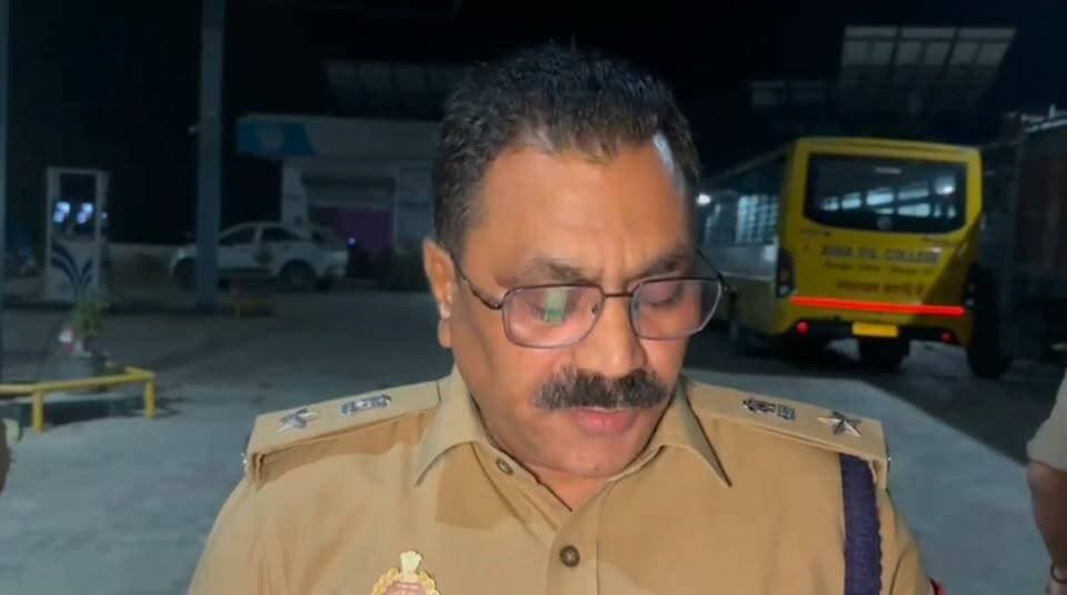 सरसेना पेट्रोल पंप के पास बड़ी वारदात के बाद पुलिस अधीक्षक कमलेश बहादुर का आया बयान
#खबरेंअभीतक #KhabareAbhiTak #मऊ #सरसेना #पुलिस