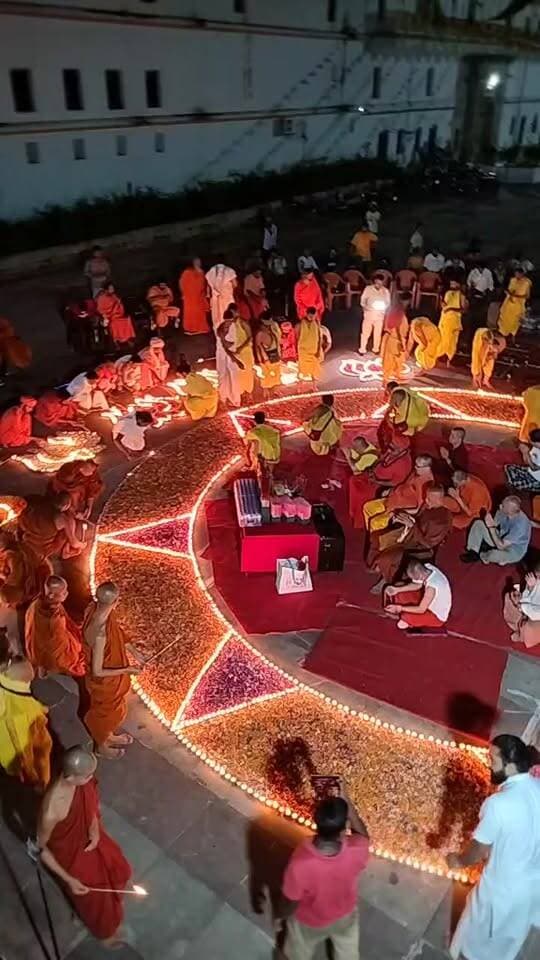 बोधगया मठ में दिखा बौद्ध धर्म और सनातन धर्म का अद्भुत संगम,ताइवान,थाईलैंड से आए विदेशी पर्यटकों ने जलाया हजारों दीप