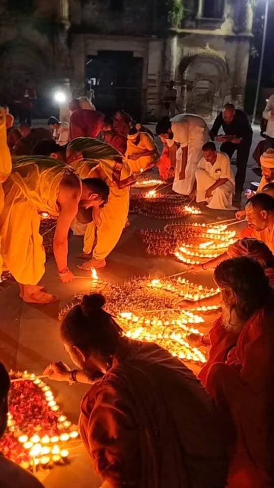 बोधगया मठ में दिखा बौद्ध धर्म और सनातन धर्म का अद्भुत संगम,ताइवान,थाईलैंड से आए विदेशी पर्यटकों ने जलाया हजारों दीप