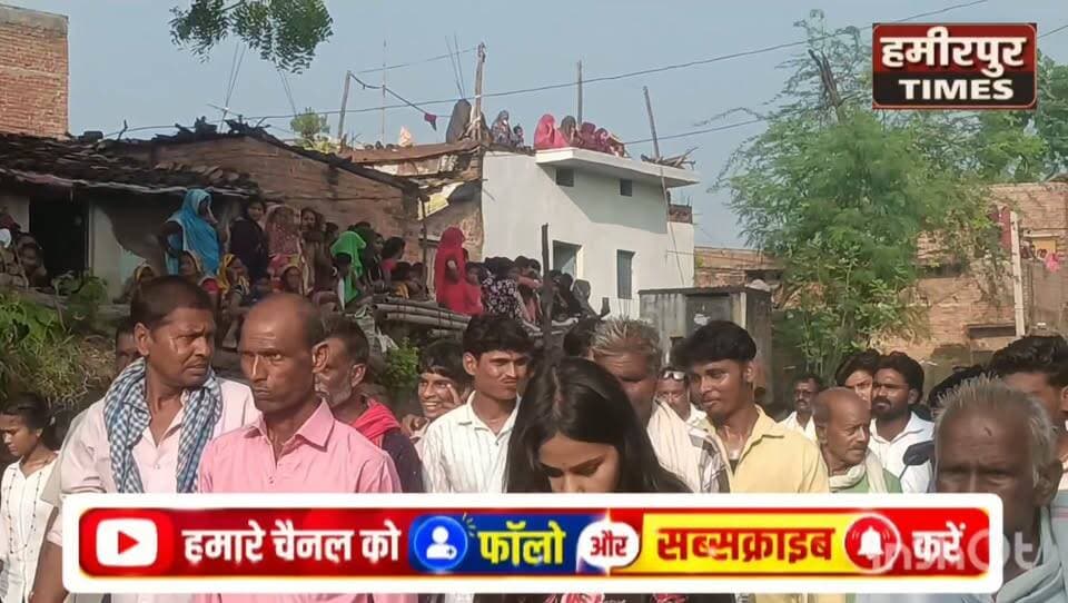 सुमेरपुर का ऐतिहासिक तीजा मेला: 176 साल से जीवंत है बुंदेलखंड की संस्कृति,
हमीरपुर के सुमेरपुर में लगने वाला प्रसिद्ध तीजा मेला करीब 176 वर्षों से बुंदेलखंड की समृद्ध परंपरा, आस्था और सामाजिक सौहार्द की पहचान बना हुआ है।
बताया जाता है कि इस मेले की शुरुआत करीब 1850 के आसपास श्रीकृष्ण की झांकियों से हुई थी। समय के साथ यह परंपरा भव्य शोभायात्रा, नागनाथ लीला, कंस वध, रासलीला, बुंदेली लोक संस्कृति, दंगल और मनोरंजन के विभिन्न आयोजनों तक पहुंच गई।
तीजा मेले की सबसे बड़ी खासियत यहां देखने को मिलने वाला आपसी भाईचारा और सामाजिक सौहार्द है। अलग-अलग समुदायों के लोग मिलकर मेले में सहयोग करते हैं और शोभायात्रा का स्वागत करते हैं।
मेले को लेकर प्रशासन भी सफाई, रोशनी, पेयजल, यातायात और सुरक्षा व्यवस्था को लेकर विशेष इंतजाम करता है।
देखिए सुमेरपुर के ऐतिहासिक तीजा मेले की पूरी कहानी और जानिए कैसे 176 साल पुरानी यह परंपरा आज भी बुंदेलखंड की संस्कृति को जीवंत बनाए हुए है।
सुमेरपुर तीजा महोत्सव गाजे बाजे के साथ निकली तीजा महोत्सव की नयनाभिराम शोभायात्रा शोभायात्रा में शामिल हुई 35 झांकियां द्रोपदी चीरहरण की झांकी बनी आकर्षण का केंद्र
भरुआ सुमेरपुर। कस्बे के ऐतिहासिक तीजा महोत्सव की नयनाभिराम शोभायात्रा गाजे बाजे के साथ सोमवार को हर्षोल्लास के साथ निकाली गई। शोभा यात्रा देखने के लिए भारी भीड़ उमड़ी हुई थी। इसी के साथ तीन दिवसीय तीजा महोत्सव का शुभारंभ हो गया। प्रतिवर्ष की भांति इस साल भी तीजा महोत्सव के नयनाभिराम शोभायात्रा धूमधाम के साथ निकाली गई। शोभायात्रा का नगर पंचायत अध्यक्ष धीरेंद्र शिवहरे एवं श्रीकृष्ण लीला तीजा महोत्सव कमेटी अध्यक्ष जयप्रकाश दीक्षित बब्बू भैया ने भगवान श्रीकृष्ण के विग्रह की आरती उतार कर किया। शोभा यात्रा 3:00 बजे चांद थोक के श्रीकृष्ण मंदिर से प्रारंभ होकर नरही मार्ग, नेहा चौराहा, हाईवे में चढ़ कर बस स्टैंड पहुंची। बस स्टैंड से वापस थाना चौराहा होकर मैथिली शरण गुप्त मार्ग से गुजर कर कमलेश तिराहा होते हुए छोटी बाजार पहुंची। यहां से श्रीकृष्ण भगवान की झांकी को हरचंदन तालाब ले जाया गया। यहां पर नागनाथन लीला का मंचन हुआ। नागनाथन लीला के उपरांत छोटी बाजार में कंस वध के साथ शोभा यात्रा संपन्न हुई। शोभा यात्रा में 35 झांकियां शामिल की गई थी। ज्यादातर झांकियां श्रीकृष्ण की बाल लीलाओं से ओतप्रोत थी।इसके अलावा राष्ट्र भक्ति, पर्यावरण संरक्षण की झांकियां को भी शामिल किया गया। शोभायात्रा में पूर्व विधायक युवराज सिंह, किसान मोर्चा के प्रदेश उपाध्यक्ष शिवशंकर सिंह, रामदत्त पांडे, दीपा तिवारी, नवलदाऊ,कल्लू यादव, श्यामबाबू पांडे, सुरेश यादव,बदलू फौजी, सपा नेता रामप्रकाश प्रजापति, कुंजबिहारी पांडे, संजीव पांडे, रणवीर सिंह लाला, अभिषेक सिंह छोटू,अखिलेश साहू,बृजेश शर्मा, राघवेंद्र पांडे, परशुराम प्रजापति, व्यापार मंडल अध्यक्ष महेश गुप्ता दीपू,श्यामजी गुप्ता आदि हजारों लोग शामिल रहे। सुरक्षा का जिम्मा एएसपी अरविंद कुमार वर्मा, एसडीएम सदर अभिषेक कुमार, सीओ सदर यशपाल सिंह, थानाध्यक्ष पवन कुमार पटेल ने संभाल रखा था।
#TeejaMela #Sumerpur #Hamirpur #TeejaMela2026 #Bundelkhand #Krishna #NagNathLeela #KansVadh #BundeliCulture #HamirpurNews #SumerpurMela #UPNews #HamirpurTimes #sumerpurteeja