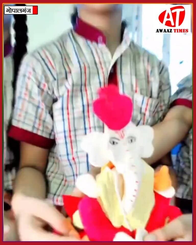 गणेश चतुर्थी पर बच्चों ने अपने हाथों से बनाई गणेश जी की प्यारी मूर्ति 🐘🙏
गणेश चतुर्थी के मौके पर टीएनटी स्कूल के बच्चों ने अपनी कला का हुनर दिखाया। बच्चों ने अपने हाथों से भगवान गणेश की एक प्यारी सी मूर्ति बनाई।
मूर्ति बनाते समय बच्चों में काफी उत्साह देखने को मिला। इस दौरान बच्चों ने खूब आनंद लिया और अपनी कला के जरिए गणेश चतुर्थी की खुशियां मनाईं।
#GaneshChaturthi #GaneshChaturthi2026 #TNTSchool #ChildrensCreativity #Gopalganj #GopalganjNews #AwaazTimes