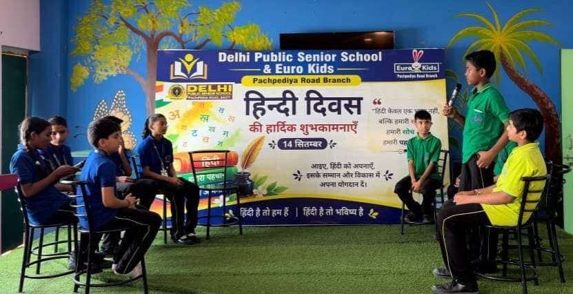 *बस्ती - यूरोकिड्स एवं दिल्ली पब्लिक सीनियर स्कूल में धूमधाम से मना हिन्दी दिवस, वाद-विवाद और भाषण में बच्चों ने बिखेरा हुनर*
जनपद बस्ती ,उत्तर प्रदेश 14 सितंबर 2026
बस्ती। पचपेड़िया रोड स्थित शहर के प्रतिष्ठित शिक्षण संस्थान यूरोकिड्स प्री-स्कूल एवं दिल्ली पब्लिक सीनियर स्कूल में 14 सितंबर को हिन्दी दिवस अत्यंत उत्साह, उमंग और गरिमामयी वातावरण में मनाया गया। विद्यालय प्रांगण हिन्दीमय हो गया। इस अवसर पर विद्यार्थियों में मातृभाषा के प्रति सम्मान, संवेदनशीलता और भाषाई कौशल को बढ़ावा देने के उद्देश्य से वाद-विवाद एवं भाषण प्रतियोगिताओं का भव्य आयोजन किया गया, जिसमें चारों सदनों रेड, येलो, ग्रीन और ब्लू हाउस के विद्यार्थियों ने पूरे जोश और आत्मविश्वास के साथ प्रतिभाग कर अपनी प्रतिभा का लोहा मनवाया।
*मातृभाषा हमारी पहचान और संस्कृति का आधार - प्रबंधक अमर मणि पांडेय*
कार्यक्रम का शुभारंभ विद्यालय के प्रबंधक अमर मणि पांडेय ने माँ सरस्वती के चित्र पर माल्यार्पण एवं दीप प्रज्ज्वलित कर किया। अपने संबोधन में उन्होंने कहा कि हिन्दी केवल संवाद की भाषा नहीं है, बल्कि हमारी सांस्कृतिक धरोहर, राष्ट्रीय अस्मिता, एकता और आत्मीयता का प्रतीक है। उन्होंने कहा कि आज के आधुनिक युग में तकनीक, आर्टिफिशियल इंटेलिजेंस और वैश्विक मंच पर हिन्दी का महत्व लगातार बढ़ रहा है। हमें अपनी भाषा और मूल्यों पर गर्व करना चाहिए और हिन्दी के प्रचार-प्रसार में योगदान देना चाहिए।
*प्रतियोगिताओं से निखरता है व्यक्तित्व - प्राचार्या अर्चना पांडेय*
विद्यालय की प्राचार्या अर्चना पांडेय ने अपने प्रेरक संबोधन में कहा कि इस तरह की साहित्यिक प्रतियोगिताएं विद्यार्थियों की तार्किक क्षमता, आत्मविश्वास, नेतृत्व और अभिव्यक्ति कौशल को निखारती हैं। बच्चों ने जिस उच्च भाषाई स्तर, शुद्ध उच्चारण और ओजस्वी प्रस्तुति से अपनी बात रखी, वह सराहनीय है। उन्होंने सभी प्रतिभागियों का उत्साहवर्धन किया और विजेताओं को मेडल व प्रमाण पत्र देकर सम्मानित करते हुए उनके उज्ज्वल भविष्य की कामना की।
*ये रहे प्रतियोगिताओं के परिणाम -*
कड़े मुकाबले के बाद निर्णायक मंडल ने परिणाम घोषित किए।
*वाद-विवाद प्रतियोगिता (Debate Competition) में -*
*विजेता : ग्रीन हाउस* को उत्कृष्ट तार्किक प्रस्तुति और टीम वर्क के लिए विजेता घोषित किया गया।
*भाषण प्रतियोगिता (Speech Competition) में -*
*प्रथम स्थान :* प्रणव (येलो हाउस)
*द्वितीय स्थान :* वैष्णवी (ग्रीन हाउस) एवं श्रेया (रेड हाउस)
*तृतीय स्थान :* लक्ष्य (ग्रीन हाउस)
*सांत्वना पुरस्कार :* शाश्वत पांडेय (ब्लू हाउस) व रूही यादव (रेड हाउस)
*अकादमिक इंचार्ज ने बताया मातृभाषा का महत्व*
कार्यक्रम की संपूर्ण रूपरेखा और शैक्षणिक संचालन विद्यालय की अकादमिक इंचार्ज दिव्या पाठक ने किया। उन्होंने कहा कि विचार अभिव्यक्ति का सबसे सशक्त और स्वाभाविक माध्यम मातृभाषा ही है। जब बच्चे बेझिझक अपनी भाषा में विचार रखते हैं तो उनकी बौद्धिक व रचनात्मक क्षमता का सर्वांगीण विकास होता है।
वाइस प्रिंसिपल दिनेश त्रिपाठी ने विद्यार्थियों के ओजस्वी वक्तव्य और अनुशासन की सराहना करते हुए कहा कि आज के बच्चे ही कल के राष्ट्र निर्माता हैं और अपनी मातृभाषा को समृद्ध बनाए रखना हम सभी का कर्तव्य है। उन्होंने सभी अतिथियों, निर्णायक मंडल और शिक्षकों के प्रति आभार व्यक्त किया।
इस पूरे आयोजन को सफल और सुव्यवस्थित बनाने में शिक्षिकाओं नीलम चौधरी, लक्ष्मी वर्मा, रिचिका सिंह, आयाज अहमद, प्रिया पांडेय, रश्मि शुक्ला, दीपांजलि एवं नंदिनी गडिया, आफताब शेख, उत्कर्ष श्रीवास्तव, प्रीति आदि ने सक्रिय भूमिका निभाई। कार्यक्रम का समापन राष्ट्रगान के साथ हर्षोल्लास के बीच हुआ।
संवाददाता हरी ओम प्रकाश
राष्ट्रीय हिंदी दैनिक कौटिल्य का भारत