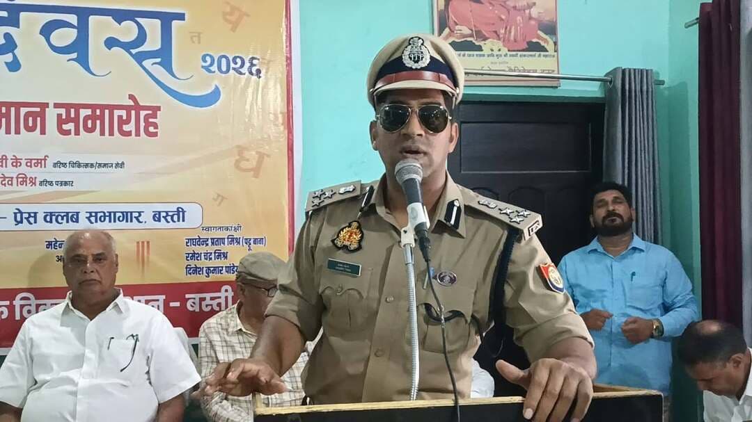 *बस्ती - मातृभाषा का सम्मान सर्वोपरि है - डीआईजी संजीव त्यागी*
हिन्दी के विकास की यात्रा को रोक पाना असंभव - विवेकानन्द मिश्र* जनपद बस्ती उत्तर प्रदेश 14 सितंबर 2026
बस्ती, 14 सितम्बर। हिन्दी दिवस पर पूर्वांचल साहित्यिक एवं सांस्कृतिक विकास संस्थान के तत्वावधान में सोमवार को प्रेस क्लब बस्ती सभागार में विचार गोष्ठी एवं सारस्वत समारोह आयोजित हुआ। मुख्य अतिथि डीआईजी बस्ती परिक्षेत्र संजीव त्यागी रहे। स्वागत वरिष्ठ पत्रकार जयंत मिश्रा, अनुराग श्रीवास्तव व महेन्द्र तिवारी ने किया। कार्यक्रम को संबोधित करते हुए डीआईजी संजीव त्यागी ने कहा कि मातृभाषा अपनी अंतरात्मा की अभिव्यक्ति का सबसे बड़ा माध्यम है। भारत में करोड़ों लोग हिन्दी बोलते-समझते हैं, जिससे यह बड़े जनसमूह की भाषा बन चुकी है। आधुनिक तकनीक और आर्टिफिशियल इंटेलिजेंस के क्षेत्र में भी हिन्दी को स्थान मिल रहा है। मातृभाषा का सम्मान सर्वोपरि रहना चाहिए।
भाजपा जिलाध्यक्ष विवेकानन्द मिश्र ने कहा कि मातृभाषा को आगे बढ़ाने के लिए निरंतर प्रयास और जागरूकता जरूरी है। आचार्य रामचन्द्र शुक्ल के योगदान का उल्लेख करते हुए उन्होंने कहा कि अंग्रेजी को बढ़ावा मिलने के बावजूद हिन्दी की विकास यात्रा कभी रुकी नहीं, इसे रोक पाना असंभव है।
वरिष्ठ पत्रकार डॉ. सत्यव्रत, मजहर आजाद, जयंत मिश्रा, प्रदीप चन्द्र पाण्डेय ने कहा कि हिन्दी का भविष्य उज्ज्वल है, बस्ती की धरती साहित्यकारों से समृद्ध रही है और हिन्दी दिवस केवल औपचारिकता नहीं बल्कि सम्मान व संकल्प का उत्सव है। कार्यक्रम को आलोक त्रिपाठी, राजेश चित्रगुप्त, अंजुम परवीन, बीएन शुक्ला ने भी संबोधित किया।
प्रसिद्ध शायर सलीम बस्तवी ने ‘इस देश की सरहद की निगहबान है हिन्दी’ रचना प्रस्तुत की। कवि अजीत श्रीवास्तव ‘राज’, राजेन्द्र सिंह ‘राही’, तेज प्रकाश शुक्ला, अंजू वर्मा, डॉ. वीके वर्मा ने भी काव्य पाठ किया। अध्यक्षता वरिष्ठ कवि कृष्णदेव मिश्र ने की, संचालन प्रेस क्लब अध्यक्ष विनोद कुमार उपाध्याय ने किया।
समारोह में वरिष्ठ पत्रकार केडी मिश्र, आलोक त्रिपाठी, दीपक सिंह ‘प्रेमी’, सलीम बस्तवी, अजीत श्रीवास्तव ‘राज’, डॉ. वीके वर्मा, बाल कवि गरिमा श्रीवास्तव, श्रीमती अंजु वर्मा व अंजुम परवीन सहित साहित्यकारों को प्रमाण पत्र व मोमेंटो देकर सम्मानित किया गया। इस दौरान बड़ी संख्या में पत्रकार व गणमान्य लोग मौजूद रहे।
संवाददाता हरी ओम प्रकाश
राष्ट्रीय हिंदी दैनिक कौटिल्य का भारत
