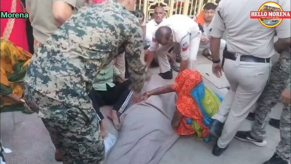 अब कृष्णा हॉस्पिटल में मरीज की मौत के बाद हंगामा, सड़क पर जाम लगाया, मुरैना के ख्यात डॉ. केके गुप्ता का है अस्पताल👇
मुरैना में मरीज की मौत के बाद कृष्णा हॉस्पिटल में हंगामा, परिजनों ने लगाया लापरवाही का आरोप।👇
जानकारी के अनुसार ग्राम जारौनी निवासी रामदीन/देवीराम कुशवाह को परिजन करीब दोपहर 12 बजे डॉ. केके गुप्ता को दिखाने के लिए कृष्णा हॉस्पिटल लेकर पहुंचे थे। परिजनों का आरोप है कि मरीज को बुखार था और डॉक्टर द्वारा इंजेक्शन लगाए जाने के बाद अचानक उसकी तबीयत बिगड़ गई।
आरोप है कि हालत बिगड़ने पर मरीज को सरकारी अस्पताल रेफर करने की कहने लगे। लेकिन सरकारी अस्पताल ले जाने से पहले ही मरीज की मौत हो गई। इसके बाद परिजन आक्रोशित हो गए और उन्होंने हॉस्पिटल के बाहर हंगामा करते हुए मिल एरिया रोड पर चक्काजाम कर दिया।