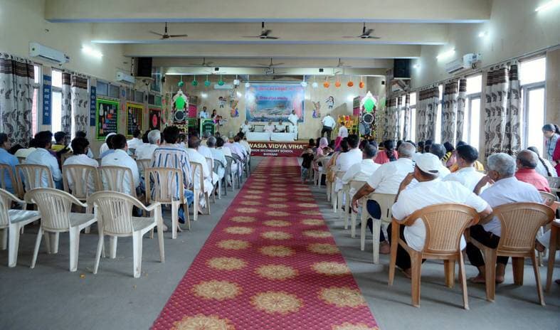 विवेकानंद केंद्र कन्याकुमारी विभाग भिवानी द्वारा बंधुत्व दिवस कार्यक्रम आयोजित
भिवानी, 14 सितंबर । विवेकानंद केंद्र कन्याकुमारी विभाग भिवानी द्वारा हलवासिया विद्या विहार स्कूल में 11 सितंबर 1893 को शिकागो विश्व धर्म सम्मेलन में स्वामी विवेकानंद जी द्वारा की गई ऐतिहासिक सिंह गर्जना की स्मृति में विश्व बंधुत्व दिवस कार्यक्रम का आयोजन किया गया। कार्यक्रम में मुख्य वक्ता के रूप में सेवानिवृत्त आई.ए.एस. अधिकारी चंद्रशेखर तलवार ने शिरकत की। कार्यक्रम का शुभारंभ परंपरागत रूप से तीन बार ओमकार मंत्रोच्चारण और भारत माता एवं स्वामी विवेकानंद जी के चित्र पर पुष्पांजलि अर्पित कर किया गया। विवेकानंद केंद्र कन्याकुमारी विभाग भिवानी प्रमुख लाल बहादुर शास्त्री ने सभी आगंतुकों का हृदय से स्वागत किया। उन्होंने अपने बीज वक्तव्य में नरेंद्र से विवेकानंद बनने की यात्रा को सभी के समक्ष रखा।
शास्त्री ने बताया कि गुलामी की पीड़ा को हृदय में लिए हुए जब स्वामी जी ने सम्पूर्ण भारत का पैदल भ्रमण किया और अंत में कन्याकुमारी स्थित शिला पर पहुँचे, तो वहाँ उन्होंने तीन दिन तक अखंड ध्यान किया। वहीं उन्हें भारत माता के भूत, वर्तमान और भविष्य का साक्षात्कार हुआ और उन्होंने निश्चय किया कि भारत की नकारात्मकता को दूर कर भारत माता की सेवा करनी है और इसी संकल्प के साथ शिकागो की ओर प्रस्थान करना है।
मुख्य वक्ता चंद्रशेखर तलवार ने अपने सारगर्भित उद्बोधन में कहा कि स्वामी जी ने व्यक्ति निर्माण से राष्ट्र पुनर्निर्माण का मंत्र दिया।
उन्होंने शिकागो सम्मेलन की पृष्ठभूमि बताते हुए कहा कि उस समय अमेरिका अपनी खोज के 400 वर्ष पूरे होने का जश्न मना रहा था और वह अपनी भौतिक उन्नति के साथ यह भी सिद्ध करना चाहता था कि उसका धर्म ही सर्वश्रेष्ठ है।
स्वामी जी सम्मेलन से काफी पहले ही शिकागो पहुँच गए थे और उनके पास के सारे रुपए समाप्त हो चुके थे। तब किसी के सुझाव पर वे बोस्टन गए और वहाँ हार्वर्ड विश्वविद्यालय के हेड ऑफ द डिपार्टमेंट तथा अन्य प्रोफेसरों से मिले। सभी विद्वानों ने एक स्वर में स्वामी जी को उन सबसे भी अधिक विद्वान माना।
शिकागो में जब स्वामी जी ने अपना ऐतिहासिक भाषण मेरे अमेरिकी भाइयो और बहनो से शुरू किया तो पूरा सभागार खड़ा हो गया और कई मिनट तक तालियों की गडग़ड़ाहट गूंजती रही।
स्वामी जी ने कहा - मैं आपको दुनिया की सबसे प्राचीन संत परंपरा और सभी धर्मों की जननी की ओर से धन्यवाद देता हूँ। मुझे गर्व है मैं ऐसे धर्म से हूँ जिसने दुनिया को सहनशीलता और सार्वभौमिक स्वीकृति का पाठ पढ़ाया है। हम सभी धर्मों को सत्य के रूप में स्वीकार करते हैं। मुझे गर्व है मेरे देश ने यहूदियों और पारसी धर्म के लोगों को शरण देकर मदद की।
उन्होंने कहा कि सांप्रदायिकता, कट्टरता और धर्मांधता ने इस सुंदर पृथ्वी पर कब्जा कर इसे हिंसा से रक्तरंजित कर दिया है। यदि यह न होता तो मानव समाज आज से कहीं अधिक उन्नत होता। अब समय है असहिष्णु भावनाओं को दूर करने का।
तलवार ने बताया कि वह सम्मान केवल विवेकानंद जी का नहीं, बल्कि सम्पूर्ण भारतवर्ष का सम्मान था। इसीलिए आज भी अमेरिका में विवेकानंद स्ट्रीट मौजूद है। वहाँ के लोग कहने लगे कि हिंदू धर्म रिश्तों में सभी का पिता है और भारत भूमि सभी की माता है।
भारत लौटने के बाद स्वामी जी ने एक बार अपने गुरु के स्थान को बनवाने के लिए धन एकत्र किया, परंतु बाद में वह सारा धन बीमार लोगों की सेवा में लगा दिया और कहा कि मेरे गुरु जी ने मानव सेवा को ही माधव सेवा कहा है।
अपने उद्बोधन में एम. ए. मथाई ने डॉ. भीमराव अंबेडकर के हवाले से बताया कि डॉ. साहब ने कहा था कि पिछले 200 वर्षों में विवेकानंद जैसा व्यक्तित्व पैदा नहीं हुआ।
तलवार ने आगे कहा कि शिकागो भाषण में ही देश की आजादी की नींव रख दी गई थी, तभी 1947 में हमें स्वतंत्रता प्राप्त हुई। स्वामी जी ने ही देश में देशभक्ति की भावना भरी। उन्होंने हीन भावना को दूर कर हमें अपने गौरवपूर्ण अतीत की याद दिलाई। जो विदेशी भारतीयों को सपेरे, गंडे-ताबीज और अंधविश्वासियों का देश बताते थे, विवेकानंद जी ने उनकी आँखें खोल दीं। उन्हीं से प्रेरणा लेकर महात्मा गांधी, नेताजी सुभाष चंद्र बोस, शहीद भगत सिंह जैसे महापुरुषों ने स्वतंत्रता संग्राम में अपना सर्वस्व अर्पित किया। हिंदू धर्म को जानना है तो विवेकानंद को जानना होगा।
कार्यक्रम का कुशल मंच संचालन शिक्षिका बहन सीमा जांगड़ा ने किया।
मंच पर मुख्य अतिथि के रूप में डॉ. रवि भीष्म , अविनाश सरदाना , प्रेम प्रकाश , प्रो. दशरथ चौहान एवं महंत चरण दास उपस्थित रहे।
कार्यक्रम को सफल बनाने में नगर प्रमुख सुमन एवं कार्य पद्धति प्रमुख बलराम का विशेष योगदान रहा। इसके साथ ही कार्यकारिणी के सभी सदस्य उपस्थित रहे। इस गरिमामय अवसर पर पंजाब और हरियाणा की प्रभारी बहन प्राञ्जलि दीदी सहित नगर के अन्य गणमान्य लगभग 160 बंधु-भगिनियों की उपस्थिति रही।
