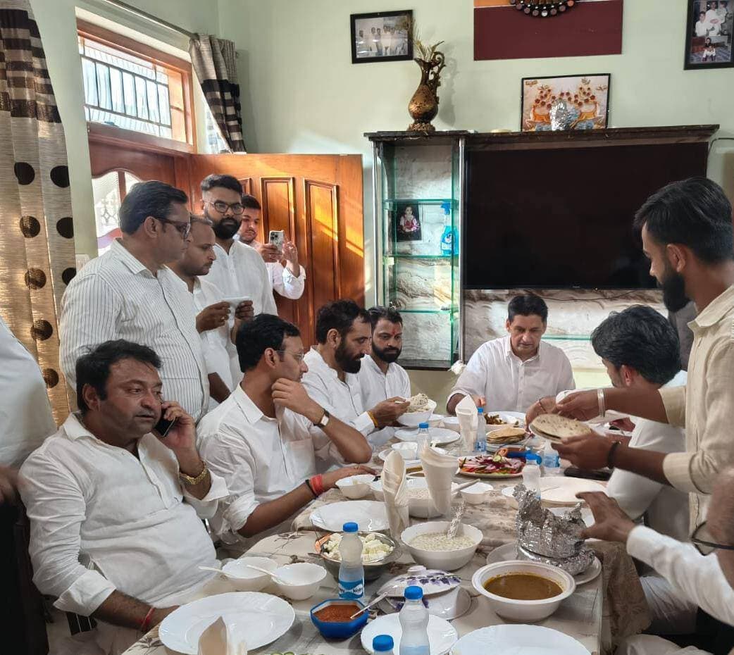 भिवानी की आवाज को प्रदेश स्तर पर बुलंद करेंगे : समीर खटीक
कांग्रेस एससी विभाग के प्रदेश उपाध्यक्ष बनने पर समीर खटीक ने सांसद दीपेंद्र हुड्डा का जताया आभार
भिवानी, 14 सितंबर : कांग्रेस पार्टी के एक कार्यक्रम के दौरान हरियाणा प्रदेश कांग्रेस कमेटी के एससी विभाग के नवनियुक्त प्रदेश उपाध्यक्ष समीर खटीक ने कांग्रेस के वरिष्ठ नेता एवं सांसद दीपेंद्र सिंह हुड्डा से विशेष मुलाकात की। इस दौरान समीर खटीक ने सांसद दीपेंद्र हुड्डा को पुष्पगुच्छ भेंट कर उन्हें यह नई जिम्मेदारी सौंपे जाने पर आभार एवं धन्यवाद व्यक्त किया। मुलाकात के दौरान भिवानी जिले की वर्तमान स्थिति, जनसमस्याओं तथा स्ष्ट समाज से जुड़े विभिन्न महत्वपूर्ण मुद्दों पर विस्तार से चर्चा हुई। समीर खटीक ने भिवानी शहर एवं ग्रामीण क्षेत्रों की प्रमुख समस्याओं को प्रमुखता से उठाया। उन्होंने रोजगार, शिक्षा, स्वास्थ्य सुविधाओं, पेयजल आपूर्ति, सीवरेज व्यवस्था, जर्जर सडक़ों, सफाई व्यवस्था, युवाओं की समस्याओं, किसानों-मजदूरों के मुद्दों तथा गांवों में मूलभूत सुविधाओं के अभाव से संबंधित विषयों को सांसद के समक्ष रखा।
समीर खटीक ने कहा कि प्रदेश उपाध्यक्ष की जिम्मेदारी उनके लिए महज एक पद नहीं है, बल्कि यह समाज और संगठन के प्रति एक बड़ी जिम्मेदारी है। वे अनुसूचित जाति समाज के लोगों की शिक्षा, रोजगार, सामाजिक सम्मान, संवैधानिक अधिकारों और राजनीतिक प्रतिनिधित्व से जुड़े मुद्दों को हर स्तर पर मजबूती से उठाएंगे। उन्होंने प्रतिबद्धता जताई कि भिवानी के हर वर्ग की जायज मांग को कांग्रेस संगठन के माध्यम से उचित मंच तक पहुंचाना उनकी सर्वोच्च प्राथमिकता रहेगी।
इस अवसर पर सांसद दीपेंद्र सिंह हुड्डा ने समीर खटीक को नई जिम्मेदारी मिलने पर बधाई एवं शुभकामनाएं दीं। उन्होंने कहा कि कांग्रेस पार्टी हमेशा से वंचित, शोषित और कमजोर वर्गों के अधिकारों एवं उनके सम्मान की लड़ाई मजबूती से लड़ती रही है। दीपेंद्र हुड्डा ने कहा कि भिवानी के युवाओं, किसानों, मजदूरों, कर्मचारियों, व्यापारियों और स्ष्ट समाज सहित हर वर्ग की समस्याओं को गंभीरता से उठाना बेहद जरूरी है। उन्होंने समीर खटीक को निर्देश दिया कि वे जमीनी स्तर पर आम लोगों से जुडक़र उनकी समस्याओं को संगठन के माध्यम से आगे बढ़ाने का काम करें और सभी कांग्रेस कार्यकर्ताओं को साथ लेकर चलें। उन्होंने विश्वास दिलाया कि भिवानी के लोगों की जायज आवाज को कांग्रेस हर उचित मंच पर उठाएगी और सामाजिक न्याय तथा समान अवसर के लिए प्रतिबद्धता के साथ काम करती रहेगी।
समीर खटीक ने नेतृत्व का धन्यवाद करते हुए कहा कि दीपेंद्र हुड्डा और कांग्रेस के शीर्ष नेतृत्व ने जो विश्वास मुझ पर जताया है, उसके लिए मैं हृदय से आभार व्यक्त करता हूं। मेरा प्रयास रहेगा कि भिवानी की जनता और स्ष्ट समाज की आवाज को केवल भिवानी तक सीमित न रखकर प्रदेश स्तर तक मजबूती से पहुंचाया जाए। उन्होंने आगे बताया कि आने वाले समय में भिवानी के शहर से लेकर गांवों तक घर-घर पहुंचकर लोगों की समस्याएं सुनी जाएंगी और जनहित के मुद्दों को लेकर संघर्ष किया जाएगा।
इस अवसर पर कांग्रेस पार्टी के कई प्रमुख नेता एवं कार्यकर्ता मौजूद रहे। कार्यक्रम में एआईसीसी के पूर्व सचिव प्रदीप नरवाल, सांसद सतपाल ब्रह्मचारी, हरियाणा सरकार के पूर्व मंत्री राव दान सिंह, पूर्व भिवानी विधायक शिव शंकर भारद्वाज, भिवानी ग्रामीण कांग्रेस जिला अध्यक्ष अनिरुद्ध चौधरी एवं भिवानी शहरी कांग्रेस जिला अध्यक्ष सहित अनेक वरिष्ठ पदाधिकारी उपस्थित रहे।