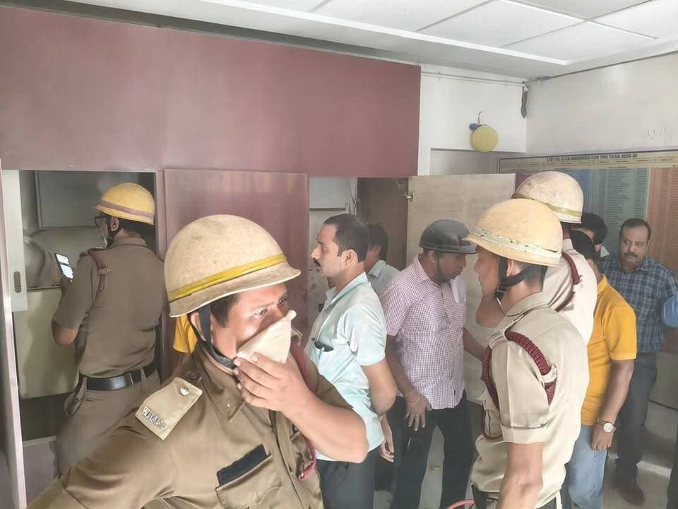 #BreakingNews আলিপুরদুয়ার LIC অফিসে অ*গ্নিকা*ণ্ড, বড়সড় দু*র্ঘ*টনা থেকে রক্ষা। ঘটনাস্থলে দমকলের একটি ইঞ্জিন।
#firesafety #highlightseveryone #alipurduardistrict #LICoffice #todaynews