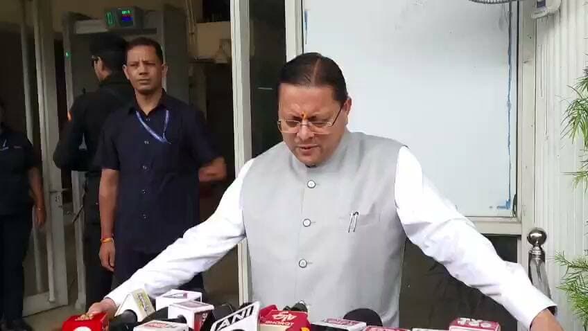 मुख्यमंत्री पुष्कर सिंह धामी ने कांग्रेस पर तीखा हमला बोलते हुए कहा कि कांग्रेस के नेता इन दिनों ‘नाराज़ फूफा’ बने हुए हैं। प्रदेश में विकास, निवेश और रोजगार की दिशा में कोई कदम उठता है तो कांग्रेस को हर अच्छी पहल से परेशानी होने लगती है।
सीएम धामी ने कहा कि UIIDB का गठन प्रदेश में निवेश और युवाओं के लिए रोजगार के नए अवसर सृजित करने के उद्देश्य से किया गया है। उन्होंने आरोप लगाया कि कांग्रेस के शासनकाल में जमीनों की व्यवस्था को लेकर पारदर्शिता का अभाव था, जबकि वर्तमान सरकार ने व्यवस्था को पारदर्शी बनाया है।
मुख्यमंत्री ने कहा कि उनकी सरकार ने 13 हजार एकड़ से अधिक सरकारी भूमि को अतिक्रमण मुक्त कराया, लेकिन कांग्रेस नेताओं ने उस समय इस मुद्दे पर कोई आवाज नहीं उठाई। उन्होंने कहा कि परिवारवाद और तुष्टिकरण की राजनीति करने वालों को आज पारदर्शिता, सुशासन और विकास की राजनीति रास नहीं आ रही है।
#पुष्कर_सिंह_धामी #मुख्यमंत्री #उत्तराखंड #कांग्रेस #भाजपा #UIIDB #निवेश #रोजगार #विकास #सुशासन #पारदर्शिता #उत्तराखंड_समाचार #ChampawatKhabar