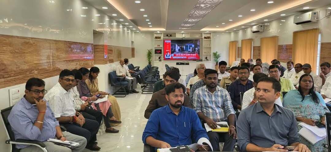 जिला समन्वय समिति की बैठक में लंबित मामलों के त्वरित निष्पादन के निर्देश
किशनगंज। जिला पदाधिकारी नवीन कुमार की अध्यक्षता में सोमवार को जिला समन्वय समिति की साप्ताहिक समीक्षा बैठक हुई। बैठक में लंबित न्यायिक मामलों, जनता दरबार, ईज ऑफ लिविंग, सीपी ग्राम्स, आरटीपीएस एवं पीएमओ पोर्टल के आवेदनों की समीक्षा की गई। डीएम ने सभी मामलों का समयबद्ध निष्पादन सुनिश्चित करने का निर्देश दिया। आंगनबाड़ी केंद्रों की आधारभूत सुविधाओं, भूमि संबंधी मामलों, पेंशन जीवन प्रमाणीकरण, एसी-डीसी बिल, खाद की कालाबाजारी, अवैध नर्सिंग होम, खराब स्ट्रीट लाइट एवं अवैध पार्किंग पर भी कार्रवाई के निर्देश दिए।