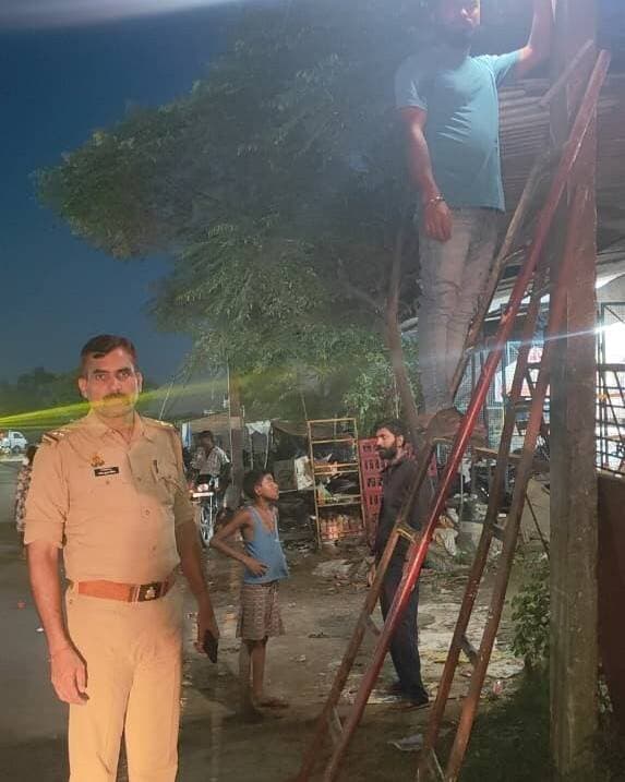 #Balrampur ! #ऑपरेशन_त्रिनेत्र: #गोंडा-#बलरामपुर बॉर्डर पर लगे हाईटेक CCTV कैमरे, रेहरा पुलिस रखेगी चप्पे-चप्पे पर नजर
#बलरामपुर। जनपद में शांति, सुरक्षा एवं कानून व्यवस्था को सुदृढ़ बनाए रखने तथा आपराधिक तत्वों पर लगाम लगाने के उद्देश्य से पुलिस अधीक्षक मार्तण्ड प्रकाश सिंह के निर्देशन में 'ऑपरेशन त्रिनेत्र' के तहत व्यापक अभियान चलाया जा रहा है। इसी कड़ी में अन्तर्जनपदीय बॉर्डर क्षेत्रों में सुरक्षा व्यवस्था मजबूत करने के लिए उच्च गुणवत्ता वाले अत्याधुनिक CCTV कैमरे स्थापित किए गए हैं।
थाना रेहरा बाजार पुलिस ने गोंडा-बलरामपुर के दतौली अन्तर्जनपदीय बॉर्डर पर महत्वपूर्ण एवं संवेदनशील स्थानों का निरीक्षण कर कई हाई-टेक कैमरे लगवाए हैं। साथ ही सुरक्षा को पुख्ता करने के लिए आवश्यकतानुसार बैरीकेटिंग की व्यवस्था भी की गई है। क्षेत्राधिकारी उतरौला डॉ. जितेन्द्र कुमार ने मौके पर पहुंचकर सुरक्षा व्यवस्था और कैमरों का निरीक्षण किया।
इन उच्च क्षमता वाले कैमरों के माध्यम से बॉर्डर क्षेत्र से गुजरने वाले संदिग्ध व्यक्तियों और वाहनों की गतिविधियों पर 24 घंटे सतर्क निगरानी रखी जाएगी। इससे न केवल अपराध की रोकथाम में मदद मिलेगी, बल्कि किसी भी अप्रिय घटना के घटित होने पर संदिग्धों और वाहनों की त्वरित पहचान कर मामले का अनावरण आसान होगा।
बॉर्डर पर बैरीकेटिंग के जरिए पुलिस संदिग्ध वाहनों को रोककर गहन चेकिंग और सत्यापन अभियान चला रही है। एसपी बलरामपुर ने सभी थाना प्रभारियों को अपने-अपने क्षेत्रों के संवेदनशील व सीमावर्ती इलाकों में गश्त बढ़ाने, कैमरों की निरंतर मॉनिटरिंग करने और किसी भी संदिग्ध गतिविधि पर तत्काल कड़ी कार्रवाई करने का सख्त निर्देश दिया है।
#balrampur #balrampurpolice #rehrabazar #gonda