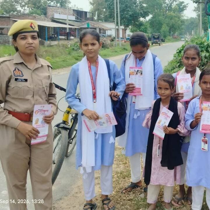 गांव-गांव पहुंची #बलरामपुर पुलिस, 'मिशन शक्ति' से महिलाओं को किया जागरूक
ग्राम चौपालों और जनसंवाद के जरिए दी गई सुरक्षा व कानूनी अधिकारों की जानकारी; आपातकालीन हेल्पलाइन नंबरों के प्रति किया सतर्क
#बलरामपुर: जिले में महिलाओं और बालिकाओं की सुरक्षा, सम्मान एवं सशक्तिकरण के उद्देश्य से बलरामपुर पुलिस ने व्यापक जनजागरूकता अभियान चलाया। पुलिस अधीक्षक मार्तण्ड प्रकाश सिंह के निर्देशन तथा मिशन शक्ति नोडल प्रभारी व अपर पुलिस अधीक्षक विशाल पाण्डेय के पर्यवेक्षण में जनपद के सभी थाना क्षेत्रों के गांवों, कस्बों और विद्यालयों में जनसंवाद कार्यक्रम आयोजित किए गए।
अभियान के तहत मिशन शक्ति टीमों ने ग्राम चौपाल लगाकर महिलाओं की समस्याओं को सुना और उनके त्वरित निस्तारण का आश्वासन दिया। इस दौरान महिलाओं को घरेलू हिंसा, दहेज प्रथा, बाल विवाह, साइबर अपराध (डिजिटल अरेस्ट) तथा 'गुड टच-बैड टच' जैसे विषयों पर विस्तार से जागरूक किया गया। पुलिस अधिकारियों ने बाल विवाह और दहेज प्रथा को गंभीर सामाजिक कुरीति एवं कानूनी अपराध बताते हुए इससे दूर रहने की अपील की।
कार्यक्रम में महिलाओं को आपातकालीन स्थिति में मदद के लिए 1090 (वूमेन पावर लाइन), 112 (पुलिस आपात सेवा), 1930 (साइबर हेल्पलाइन), 1098 (चाइल्ड हेल्पलाइन), 181 (महिला हेल्पलाइन) तथा 1076 (मुख्यमंत्री हेल्पलाइन) जैसे प्रमुख नंबरों की जानकारी दी गई।
इसके अलावा थाना स्तर पर संचालित मिशन शक्ति केंद्र व परिवार परामर्श केंद्र की कार्यप्रणाली के बारे में बताते हुए महिलाओं को शासन की जनकल्याणकारी योजनाओं से संबंधित पैम्फलेट भी वितरित किए गए।
#balrampur #balrampurpolice