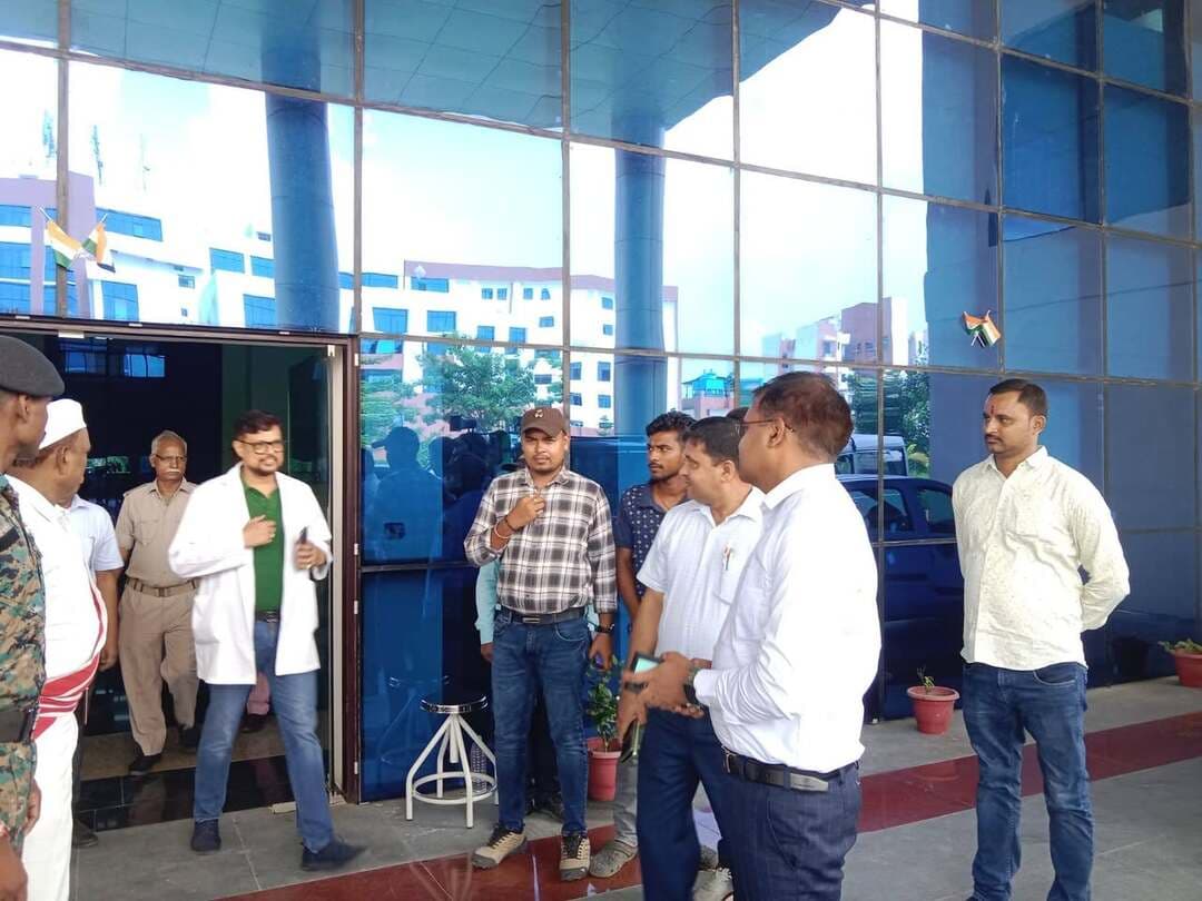 राम जानकी मेडिकल कॉलेज में काउंसलिंग की तैयारियों का अनुमंडल पदाधिकारी समस्तीपुर ने लिया जायजा..
दिनांक : 14 सितंबर 2026
आगामी 18 सितंबर 2026 से राम जानकी मेडिकल कॉलेज में प्रारंभ होने वाली काउंसलिंग प्रक्रिया को लेकर अनुमंडल पदाधिकारी समस्तीपुर, श्री राकेश कुमार ने विधि-व्यवस्था एवं तैयारियों का जायजा लिया।
निरीक्षण के दौरान अनुमंडल पदाधिकारी ने काउंसलिंग स्थल पर अभ्यर्थियों की सुविधा, सुरक्षा एवं सुचारु व्यवस्था के लिए की गई तैयारियों का बारीकी से अवलोकन किया तथा संबंधित अधिकारियों को आवश्यक दिशा-निर्देश दिए। उन्होंने काउंसलिंग प्रक्रिया को सुव्यवस्थित, पारदर्शी एवं शांतिपूर्ण तरीके से संपन्न कराने पर विशेष जोर दिया।
निरीक्षण के दौरान प्राप्त जानकारी के अनुसार, काउंसलिंग के लिए कुल 50 मेडिकल सीटें उपलब्ध कराई गई हैं, जिनमें 8 सीटें केंद्र सरकार तथा 42 सीटें बिहार सरकार की ओर से निर्धारित हैं।
#रामजानकीमेडिकलकॉलेज #MedicalCollege #Counselling2026 #MedicalCounselling #Samastipur #जिलाप्रशासनसमस्तीपुर #मेडिकलशिक्षा #स्वास्थ्यसेवा #बिहार #BiharEducation #BiharMedicalEducation #DistrictAdministration #Samastipur
Information & Public Relations Department, Government of Bihar