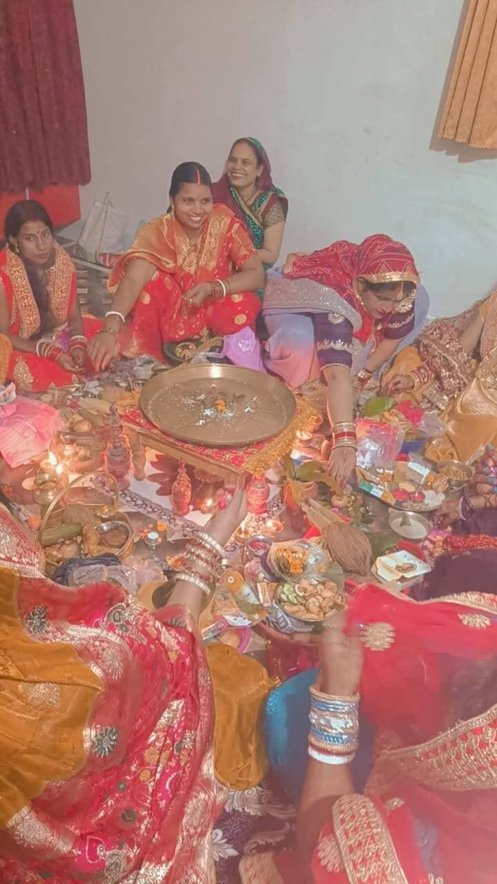 हरतालिका तीज पर सुहागिन महिलाओं ने रखा निर्जला व्रत, पति की लंबी आयु की कामना
चाईबासा। हरतालिका तीज के पावन अवसर पर सोमवार को सुहागिन महिलाओं ने अपने पति की लंबी आयु, सुख-समृद्धि और अखंड सौभाग्य की कामना को लेकर श्रद्धापूर्वक व्रत रखा। महिलाओं ने पूरे दिन निर्जला उपवास रखकर भगवान शिव और माता पार्वती की पूजा-अर्चना की। इस दौरान मंदिरों और घरों में तीज की पूजा को लेकर विशेष उत्साह देखने को मिला। महिलाओं ने विधि-विधान से पूजा कर भगवान शिव-पार्वती से अपने दांपत्य जीवन में सुख-शांति और समृद्धि की प्रार्थना की।
#citilivejharkhand #nonfollowers #foryouシ #photooftheday #viralpost #हरतालिकातीज