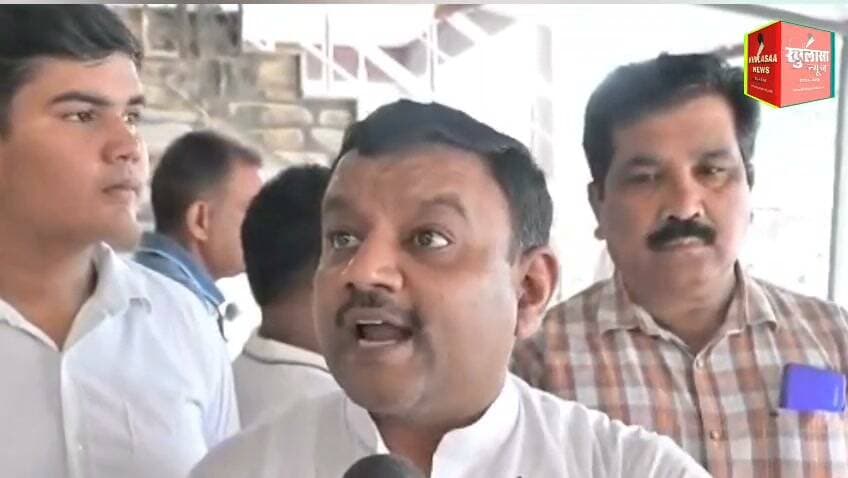 गणेशपुर की धंसती सड़कें और दरकते मकान बने बड़ा मुद्दा,कांग्रेस का जल संस्थान पर धरना