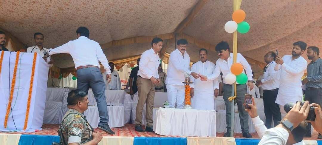 कैमूर में नियोजन सह-मार्गदर्शन मेला संपन्न, 306 युवा रोजगार के लिए शॉर्टलिस्ट
कैमूर जिला नियोजनालय कैमूर द्वारा पीएमश्री +2 उच्च विद्यालय भभुआ के प्रांगण में एक दिवसीय नियोजन सह-मार्गदर्शन मेले का आयोजन किया गया।
मेले का उद्घाटन अल्पसंख्यक कल्याण मंत्री जमा खान, भभुआ विधायक भरत बिंद, एसडीएम अमित कुमार और जिला नियोजन पदाधिकारी दिनेश तिवारी ने दीप प्रज्वलित किया।
इस दौरान 16 अभ्यर्थियों को स्वरोजगार हेतु निशुल्क टूल किट और श्रम विभाग के 8 लाभार्थियों को कल्याणकारी योजनाओं के चेक वितरित किए गए।
जिला नियोजन पदाधिकारी ने बताया कि मेले में 18 कंपनियां शामिल हुईं, 706 बायोडाटा प्राप्त हुए, जिनमें से 306 अभ्यर्थियों को प्रारंभिक साक्षात्कार के बाद शॉर्टलिस्ट किया गया। मेले में करीब 1200 युवाओं ने भाग लिया, वहीं 1000 युवाओं का विभिन्न विभागों द्वारा मार्गदर्शन किया गया।
