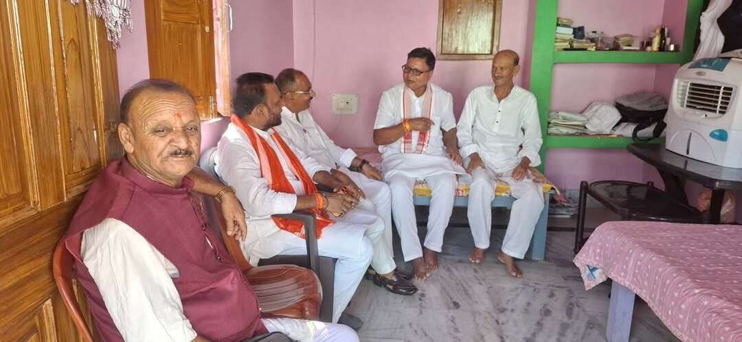 बिहार बीजेपी के सीनियर लीडर सह विधान पार्षद लालमोहन गुप्ता एक दिवसीय कार्यक्रम के तहत चकाई पहुंचे। वे जेपी सेनानी और भाजपा के वरिष्ठ नेता अंगराज राय से मिलने उनके रामचंद्रडीह स्थित आवास पर पहुंचे। अंगराज राय पिछले कई महीनों से अस्वस्थ चल रहे हैं। विधान पार्षद ने उनका हालचाल जाना और शीघ्र स्वस्थ होने की कामना की। उन्होंने कहा कि इन्हीं जैसे निष्ठावान कार्यकर्ताओं ने संगठन को सींचकर आज इस बड़े मुकाम तक पहुंचाया है।