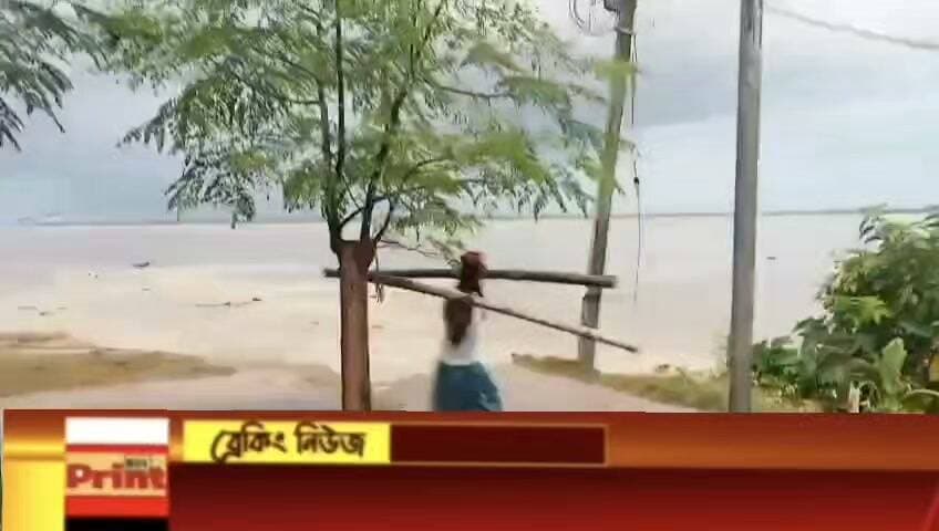 মুর্শিদাবাদে ভয়াবহ নদী ভাঙন: পুলিশ ও প্রশাসনের তৎপরতায় শুরু উদ্ধারকাজ, নদীপাড়ে যাতায়াত নিষিদ্ধ।