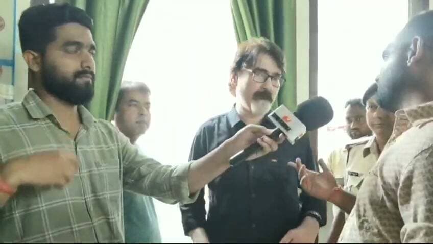 रांची से प्रभात खबर की टीम ने सदर अस्पताल सहरसा पहुंची..और डाॅ आजाद से सवाल जबाव करने लगा जहां उनकी बोलती बंद हो गया..अभी तो ट्रेलर हैं फिल्म बाकी हैं..देखिए पूरा वीडियों...