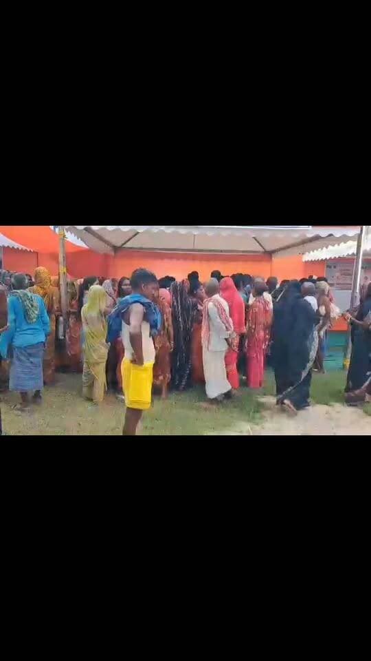मुंगेर में बनी अनोखी TENT CITY, अब पॉलीथिन के नीचे नहीं कटेगी बाढ़ पीड़ितों की रात मुंगेर में बाढ़ पीड़ित परिवारों के लिए जिला प्रशासन की पहल से सुरेंद्र बाबू पार्क में टेंट सिटी तैयार की गई है। अब तक खुले मैदानों में पॉलीथिन के नीचे रहने को मजबूर परिवारों को यहां सुरक्षित रहने के साथ बेड, बिजली, पानी और पंखे की सुविधा मिल रही है।
टेंट सिटी में महिला और पुरुषों के लिए अलग-अलग विश्राम स्थल, मेडिकल कैंप, बच्चों के लिए दूध और पढ़ाई की व्यवस्था के साथ पशुओं के इलाज और चारा वितरण की सुविधा भी उपलब्ध कराई गई है। राहत कार्यों की निगरानी के लिए नियंत्रण कक्ष भी बनाया गया है।
बाढ़ के बीच प्रशासन की इस पहल से प्रभावित परिवारों को फिलहाल सुरक्षित छत और जरूरी सुविधाओं का सहारा मिला है।
#मुंगेर #MungerNews #MungerFlood #BiharFlood #FloodRelief #TentCity #MungerBreaking #photographychallengeraphychallenge #flowers #nonfollowers