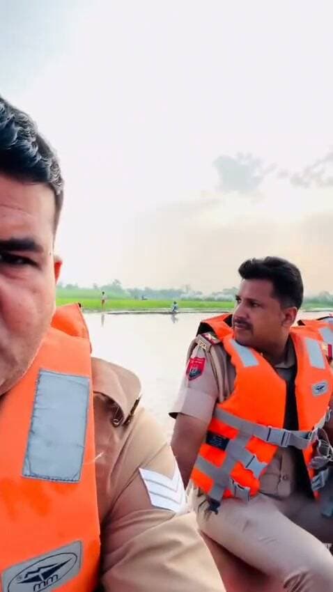 लखीमपुर : घाघरा मे डूबी दो किशोरियों के सर्च ऑपरेशन मे खुद रेस्क्यू टीम के साथ नदी में उतरे धौरहरा विधायक विनोद शंकर अवस्थी साथ में चौकी प्रभारी हसनपुर कटौली योगेश कुमार...
#LakhimpurKheri #Lakhimpur #Dhaurahra #VinodShankarAwasthi #GhaghraRiver #RescueOperation #RescueTeam #SearchOperation #HasanpurKatauली #UttarPradesh #UPNews #Local18 #News18Hindi #BreakingNews #FloodNews #RiverRescue #KheriNews