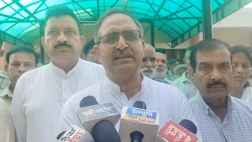 नैना देवी क्षेत्र में पानी, सड़क और बिजली की समस्याओं को लेकर उपायुक्त को सौंपा ज्ञापन