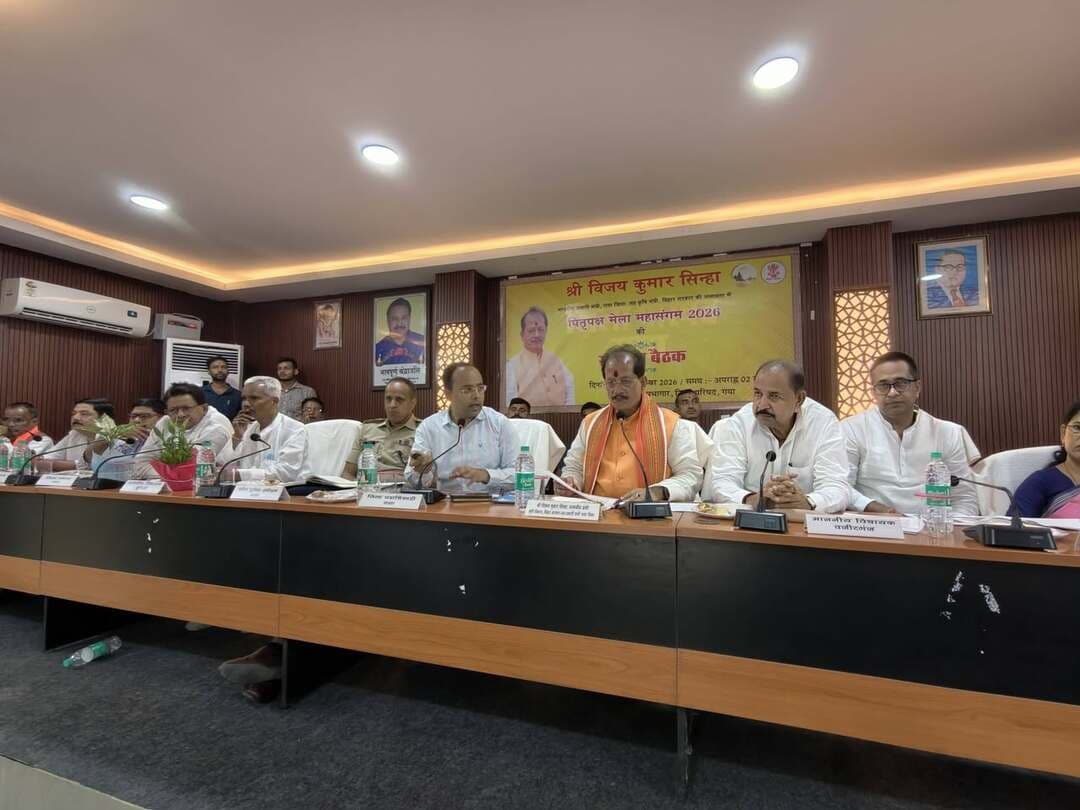 पितृपक्ष मेला 2026 की तैयारियों को लेकर माननीय प्रभारी मंत्री की अध्यक्षता में समीक्षा बैठक
श्रद्धालुओं की सुविधा, सुरक्षा एवं बेहतर प्रबंधन को सर्वोच्च प्राथमिकता — प्रभारी मंत्री
गया: पितृपक्ष मेला 2026 के सफल, सुरक्षित एवं सुव्यवस्थित आयोजन को लेकर माननीय प्रभारी मंत्री, गया जिला-सह-कृषि मंत्री, बिहार सरकार विजय कुमार सिन्हा की अध्यक्षता में मेला की तैयारियों की विस्तृत समीक्षा ज़िला परिषद सभागार में की गई। बैठक में जिला पदाधिकारी गया श्री शशांक शुभंकर द्वारा मेला आयोजन से संबंधित विभिन्न विभागों की तैयारियों, उपलब्ध संसाधनों तथा श्रद्धालुओं को उपलब्ध कराई जाने वाली सुविधाओं की विस्तृत जानकारी माननीय प्रभारी मंत्री के समक्ष प्रस्तुत की गई।
प्रभारी मंत्री ने कहा कि पितृपक्ष मेला गया की धार्मिक एवं सांस्कृतिक पहचान से जुड़ा महत्वपूर्ण आयोजन है। इस दौरान देश के विभिन्न राज्यों के साथ-साथ विदेशों से भी बड़ी संख्या में श्रद्धालु गया पहुंचते हैं। अतः मेला के दौरान श्रद्धालुओं को किसी प्रकार की कठिनाई नहीं हो, इसके लिए सभी विभाग आपसी समन्वय के साथ कार्य करें। उन्होंने अधिकारियों को निर्देश दिया कि मेला की सभी तैयारियां निर्धारित समय-सीमा के भीतर पूर्ण करते हुए श्रद्धालु-केंद्रित व्यवस्था सुनिश्चित की जाए।
उन्होंने विशेष रूप से स्वच्छता, पेयजल, प्रकाश, आवासन, यातायात, पार्किंग, स्वास्थ्य, सुरक्षा, भीड़ नियंत्रण एवं आपदा प्रबंधन की व्यवस्थाओं को उच्च प्राथमिकता के साथ सुनिश्चित करने का निर्देश दिया।
5 जोन एवं 54 सेक्टर में विभाजित होगा मेला क्षेत्र
जिलाधिकारी शशांक शुभंकर के नेतृत्व में मेला क्षेत्र के प्रभावी प्रबंधन के लिए इसे 5 जोन एवं 54 सेक्टर में विभाजित किया गया है। प्रत्येक जोन एवं सेक्टर में संबंधित पदाधिकारियों की जिम्मेदारी निर्धारित करते हुए व्यवस्थाओं की लगातार निगरानी की जाएगी।
स्वच्छता व्यवस्था पर विशेष फोकस
मेला क्षेत्र में स्वच्छता को लेकर व्यापक कार्ययोजना तैयार की गई है। आउटसोर्सिंग के माध्यम से तीनों पालियों में सफाई कार्य कराया जाएगा। इसके लिए लगभग 39,500 मानवबल की आवश्यकता के अनुसार एजेंसी के चयन हेतु निविदा प्रकाशित की जा चुकी है। फल्गु नदी की स्वच्छता के लिए Trash Cleaning Boat का उपयोग किया जाएगा।
माननीय प्रभारी मंत्री ने निर्देश दिया कि मेला क्षेत्र में कहीं भी गंदगी एवं जलजमाव की स्थिति नहीं रहे तथा श्रद्धालुओं के आवागमन वाले प्रमुख मार्गों, वेदी-स्थलों, घाटों एवं सार्वजनिक स्थलों की नियमित सफाई सुनिश्चित की जाए।
पेयजल एवं मूलभूत सुविधाओं की पर्याप्त व्यवस्था
जिला प्रशासन द्वारा श्रद्धालुओं के लिए पर्याप्त एवं सुगम पेयजल व्यवस्था सुनिश्चित करने की तैयारी की गई है। विभिन्न वेदी/घाट, यात्री आवासन, पुलिस आवासन एवं वाहन पार्किंग स्थलों पर पेयजल की सुविधा उपलब्ध कराने के साथ-साथ वॉटर एटीएम एवं वाटर टैंकर की व्यवस्था की जा रही है। मेला क्षेत्र के विभिन्न स्थलों पर मरम्मत/नए कार्य तथा पेयजल सुविधाओं की विस्तृत योजना ली गई है। निर्देश दिए हैं कि पानी के गुणवत्ता की निरंतर जांच, लैब के माध्यम से करवाया जाए। इसके अलावा बोतलबन्द पानी का भी जांच व्यवस्था करवाये। किसी भी हाल में डुप्लीकेट पानी सील बोतल नही बेचा जाए, इसके संबंधित विभाग सुनिश्चित करवाये।
स्नानागार, चेंजिंग रूम एवं शौचालयों की पर्याप्त व्यवस्था भी सुनिश्चित की जा रही है, ताकि श्रद्धालुओं को मेला अवधि में आवश्यक मूलभूत सुविधाएं आसानी से उपलब्ध हो सकें।
9 तालाबों की सफाई एवं घाटों की व्यवस्था
मेला क्षेत्र में स्थित 9 तालाबों की विशेष सफाई कराई जा रही है। इसके लिए दो पालियों में सफाई कर्मियों की प्रतिनियुक्ति की गई है। तालाब के अंदर पानी की सफाई के साथ-साथ सीढ़ियों एवं तालाब स्थित वेदी स्थलों की भी सफाई कराई जा रही है।
प्रकाश एवं विद्युत व्यवस्था को किया जा रहा सुदृढ़
मेला क्षेत्र को आकर्षक एवं प्रकाशयुक्त बनाने के साथ-साथ श्रद्धालुओं की सुविधा एवं सुरक्षा को ध्यान में रखते हुए व्यापक प्रकाश व्यवस्था की जा रही है। सभी प्रमुख पोल पर तीन रंगों की सजावटी (तिरंगा) लाइट लगाने का कार्य किया जा रहा है।
स्ट्रीट लाइट, हाईमास्ट लाइट, विद्युत तार, ट्रांसफॉर्मर एवं अन्य विद्युत संरचनाओं के अनुरक्षण तथा आवश्यक मरम्मत कार्यों को भी प्राथमिकता के आधार पर कराया जा रहा है।
QR आधारित रिस्ट बैंड से बच्चों की सुरक्षा
पितृपक्ष मेला के दौरान बच्चों की सुरक्षा के लिए जिला प्रशासन द्वारा अभिनव व्यवस्था की जा रही है। तीर्थयात्रियों के साथ आने वाले बच्चों को Unique QR Based Wrist Band उपलब्ध कराया जाएगा, जिसे उनके अभिभावकों के मोबाइल नंबर से लिंक किया जाएगा। बच्चे के मेला क्षेत्र में गुम होने की स्थिति में QR आधारित रिस्ट बैंड के माध्यम से उसकी पहचान एवं ट्रैकिंग में सहायता मिलेगी, जिससे बच्चे को शीघ्र उसके परिजनों तक पहुंचाने में मदद मिलेगी।
24×7 हेल्पलाइन एवं सहायता केंद्र
श्रद्धालुओं को त्वरित सहायता उपलब्ध कराने के लिए मेला क्षेत्र में “May I Help You” काउंटर, CCTV निगरानी एवं 24×7 सहायता व्यवस्था सुनिश्चित की जा रही है। पितृपक्ष मेला हेल्पलाइन नंबर 9266628168 जारी किया गया है. विभिन्न प्रकार की शिकायतों एवं सहायता के लिए विभागवार पदाधिकारियों की जिम्मेदारी एवं संपर्क व्यवस्था निर्धारित की गई है। यातायात, परिवहन, पेयजल, सफाई, प्रकाश व्यवस्था, स्वास्थ्य, अग्निशमन, विधि-व्यवस्था तथा अन्य आपातकालीन सहायता के लिए संबंधित पदाधिकारियों से संपर्क की व्यवस्था की गई है
भीड़ नियंत्रण एवं सुरक्षा व्यवस्था पर विशेष निगरानी
प्रभारी मंत्री ने मेला क्षेत्र में भीड़ नियंत्रण एवं प्रबंधन के लिए पर्याप्त संख्या में दंडाधिकारी, पुलिस पदाधिकारी एवं पुलिस बल की प्रतिनियुक्ति सुनिश्चित करने का निर्देश दिया।
मेला क्षेत्र में सार्वजनिक संबोधन प्रणाली, अलग प्रवेश एवं निकास द्वार तथा CCTV की व्यवस्था की जाएगी। जिला आपातकालीन संचालन केंद्र को 24×7 संचालित रखा जाएगा तथा आपातकालीन सहायता के लिए 112 नंबर का व्यापक प्रचार-प्रसार किया जाएगा।
जिला पदाधिकारी ने अधिकारियों को दिए समन्वित कार्रवाई के निर्देश
जिलाधिकारी शशांक शुभंकर ने सभी संबंधित विभागों के पदाधिकारियों को निर्देश दिया कि पितृपक्ष मेला 2026 की तैयारियों को केवल विभागीय कार्य के रूप में न देखते हुए समग्र एवं समन्वित मेला प्रबंधन के रूप में कार्य करें। उन्होंने सभी व्यवस्थाओं की नियमित समीक्षा, स्थल निरीक्षण एवं कमियों का त्वरित निराकरण सुनिश्चित करने पर बल दिया।
जिलाधिकारी ने कहा कि मेला अवधि में गया आने वाले प्रत्येक श्रद्धालु को सुरक्षित, स्वच्छ, सुविधाजनक एवं बेहतर अनुभव उपलब्ध कराना जिला प्रशासन की सर्वोच्च प्राथमिकताओं में है। सभी संबंधित पदाधिकारी अपने-अपने दायित्वों का गंभीरतापूर्वक निर्वहन करते हुए समयबद्ध तरीके से तैयारियां पूर्ण करें।
बैठक में प्रभारी मंत्री ने स्पष्ट निर्देश दिया कि पितृपक्ष मेला के दौरान श्रद्धालुओं की सुविधा एवं सुरक्षा में किसी प्रकार की कमी नहीं होनी चाहिए। उन्होंने सभी विभागों को आपसी समन्वय के साथ कार्य करते हुए मेला को व्यवस्थित, सुरक्षित एवं सफल बनाने का निर्देश दिया।
जिला प्रशासन गया द्वारा पितृपक्ष मेला 2026 को श्रद्धालुओं के लिए सुव्यवस्थित, सुरक्षित, स्वच्छ एवं सुविधाजनक बनाने के लिए सभी आवश्यक तैयारियां युद्धस्तर पर की जा रही हैं।
बैठक में माननीय विधायक वजीरगंज, माननीय विधायक गुरुआ, माननीय विधायक अतरी, माननीय विधायक बेलागंज, नगर निगम के महापौर, नगर परिषद के सभापति, ज़िला अध्यक्ष गण, पितृपक्ष मेला के अवसर पर गठित कोषांगों में नामित विभिन्न जनप्रतिनिधिगण/ समाजसेवी गण, पंडा पुरोहित गण ने बारी बारी से अपने सुझाव प्रकट किए।
इस अवसर पर पितृपक्ष मेला के सभी कोषांग के वरीय पदाधिकारी गण, नोडल पदाधिकारी गण एवं सहायक गण उपस्थित थे।