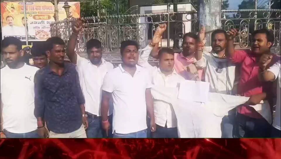 पत्रकार अभिषेक कुमार पर हमले के विरोध में सहरसा में सिविल सर्जन का पुतला दहन, दोषियों की गिरफ्तारी की मांग।