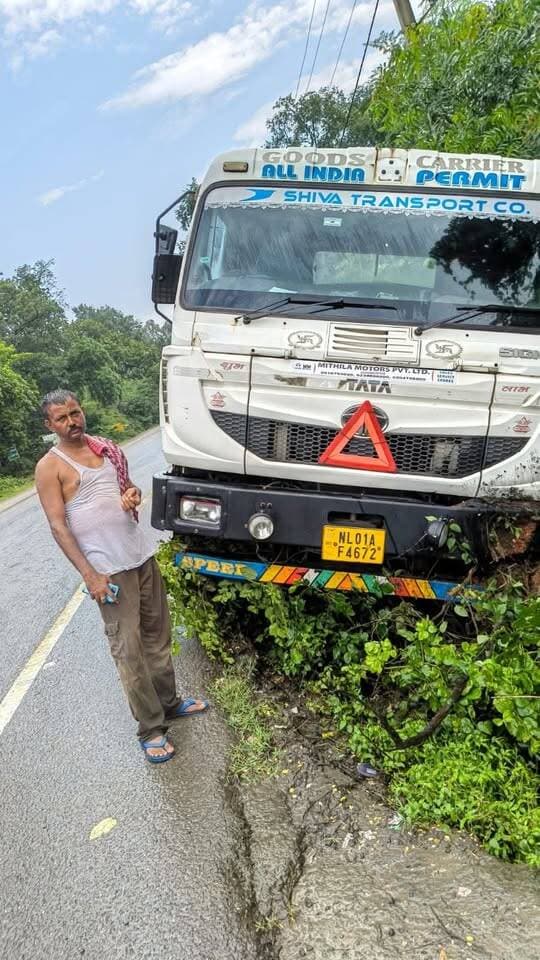 कोडरमा के मेघातरी काली मंडा के पास सड़क हादसों का सिलसिला थमने का नाम नहीं ले रहा है। सोमवार रात दो ट्रेलरों की भीषण टक्कर में एक चालक की मौत हो गई थी। इसके कुछ ही घंटों बाद मंगलवार दिन में जमशेदपुर से पटना जा रहा एक और ट्रेलर अनियंत्रित हो गया। ट्रेलर में चालक मोहम्मद मुश्ताक सवार था। लगातार हो रहे हादसों के कारण सड़क की तेज ढलान, तीखे मोड़, ओवरलोडिंग और वाहनों की तेज रफ्तार को लेकर सवाल उठ रहे हैं।