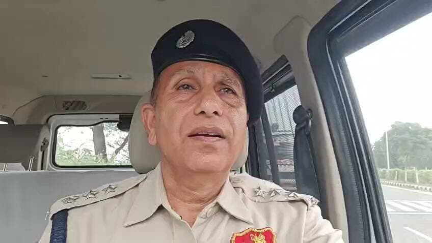 *जी आर पी फरीदाबाद द्वारा नशे के खिलाफ जबरदस्त वार - लाखों रुपए कीमत का आधा क्विंटल गांजा बरामद*
श्री मति नीतिका गहलोत IPS, पुलिस अधीक्षक रेलवेज हरियाणा के कुशल निर्देशन में कार्य करते हुए थाना जी आर पी फरीदाबाद की चौकी बल्लभगढ़ में तैनात महिला सहायक उप निरीक्षक ललिता कुमारी ने अन्य सहयोगी पुलिस कर्मियों के साथ एक गुप्त सूचना के आधार पर रेलवे स्टेशन पर चेकिंग के दौरान आरोपियन जोबनप्रीत और उसकी पत्नी अनीता निवासी फतेहाबाद और नितिन निवासी महम के कब्जा से दो प्लास्टिक के कट्टों के अंदर 50 किलो गांजा कमर्शियल क्वांटिटी बरामद किया है।
पूछताछ पर ज्ञात हुआ है कि ये माल विशाखापट्नम (आंध्रप्रदेश) से महम में सप्लाई होना था। महिला को न्यायिक हिरासत में भेजने के बाद बाकी दो को पुलिस रिमांड के बाद आज न्यायलय के सम्मुख पेश किया जाएगा। अभी गहन अनुसंधान के बाद मामले की अन्य परतें भी खुलने की संभावना है।