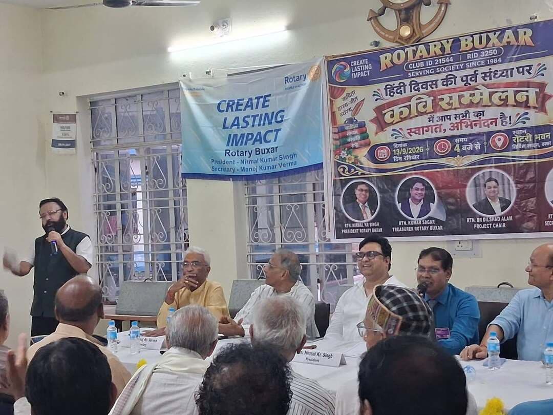 जब कविता ने जगाई हिंदी की चेतना, तालियों और ठहाकों से गूंजा बक्सर .. खबर कमेंट बॉक्स में