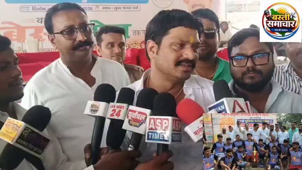 बस्ती ने गोरखपुर को हराकर लहराया परचम....
50वीं जूनियर बालक जोन-सी ओपन स्टेट कबड्डी चैंपियनशिप में बस्ती के खिलाड़ियों का शानदार प्रदर्शन...
मनीष मिश्रा की पहल से ग्रामीण खेल प्रतिभाओं को मिल रहा बेहतर मंच, विजेता टीम को ट्रॉफी देकर किया गया सम्मानित
बस्ती। जिला कबड्डी संघ एवं पहल सोशल वेलफेयर एंड एजूकेशनल सोसायटी के संयुक्त तत्वावधान में पहल संस्था के अध्यक्ष मनीष मिश्रा के नेतृत्व में आयोजित 50वीं जूनियर बालक (जोन-सी) ओपन स्टेट कबड्डी चैंपियनशिप का सोमवार को शानदार समापन हुआ। दो दिवसीय डे-नाइट प्रतियोगिता के फाइनल मुकाबले में बस्ती की टीम ने गोरखपुर को शिकस्त देकर खिताब अपने नाम किया और जिले का गौरव बढ़ाया।
प्रतियोगिता में पूर्वांचल सहित प्रदेश के विभिन्न जिलों की कुल 16 टीमों ने प्रतिभाग किया। इनमें गोरखपुर, महाराजगंज, देवरिया, कुशीनगर, बलिया, मऊ, आजमगढ़, अयोध्या, बस्ती, अंबेडकर नगर, गोंडा, लखनऊ, सीतापुर, बाराबंकी, अमेठी हॉस्टल एवं सिद्धार्थनगर की टीमें शामिल रहीं। प्रतियोगिता के दौरान युवा खिलाड़ियों ने अपने शानदार खेल, दमदार रेड और बेहतरीन डिफेंस से दर्शकों का उत्साह बढ़ाया।
फाइनल मुकाबले में बस्ती और गोरखपुर की टीमें आमने-सामने रहीं। रोमांचक मुकाबले में बस्ती के खिलाड़ियों ने शानदार प्रदर्शन करते हुए जीत दर्ज की। विजेता टीम को जीडी मिश्रा, सतीश चंद्र त्रिपाठी एवं संजय मिश्रा ने ट्रॉफी प्रदान कर सम्मानित किया तथा खिलाड़ियों को उज्ज्वल भविष्य की शुभकामनाएं दीं।
ग्रामीण प्रतिभाओं को मिलेगा आगे बढ़ने का अवसर
समापन समारोह को संबोधित करते हुए जीडी मिश्रा ने कहा कि ग्रामीण क्षेत्रों में प्रतिभाओं की कोई कमी नहीं है, जरूरत केवल उन्हें उचित मंच और बेहतर अवसर उपलब्ध कराने की है। बस्ती के खिलाड़ियों ने इस प्रतियोगिता में शानदार प्रदर्शन कर अपनी प्रतिभा का परिचय दिया है। पहली बार इस स्तर की प्रतियोगिता में भाग लेने वाले खिलाड़ियों का प्रदर्शन सराहनीय रहा।
उन्होंने कहा कि खेल प्रतिभाओं को आगे बढ़ाने के लिए इस तरह के आयोजन आगे भी जारी रहेंगे। जल्द ही क्रिकेट टूर्नामेंट का आयोजन किया जाएगा, जिसमें बड़ी संख्या में खिलाड़ी प्रतिभाग करेंगे।
मनीष मिश्रा की पहल से खेल को मिल रहा बढ़ावा
पहल संस्था के संस्थापक मनीष मिश्रा की पहल से बस्ती के ग्रामीण क्षेत्रों में छिपी खेल प्रतिभाओं को अपनी क्षमता प्रदर्शित करने का अवसर मिल रहा है। कबड्डी प्रतियोगिता के सफल आयोजन से खिलाड़ियों में उत्साह का संचार हुआ है। आयोजन का उद्देश्य युवाओं को खेलों के प्रति प्रोत्साहित करना और उन्हें जिला, मंडल एवं प्रदेश स्तर पर आगे बढ़ने के लिए बेहतर मंच उपलब्ध कराना है।
प्रतियोगिता के समापन पर आयोजकों, खिलाड़ियों एवं खेलप्रेमियों ने विजेता बस्ती टीम को बधाई दी और भविष्य में भी ऐसे आयोजनों की निरंतरता की उम्मीद जताई।
#Basti #BastiKabaddi #KabaddiChampionship #JuniorKabaddi #ZoneC #OpenStateKabaddi #BastiTeam #Gorakhpur #BastiVsGorakhpur #Kabaddi #SportsNews #BastiNews #PurvanchalSports #RuralSports #SportsTalent #ManishMishra #PahalSanstha #PahalSocialWelfare #DistrictKabaddiAssociation #खेलप्रतिभा #बस्ती #कबड्डी #बस्तीकीजीत #युवाखिलाड़ी #खेलोंकोबढ़ावा #बस्ती समाचार