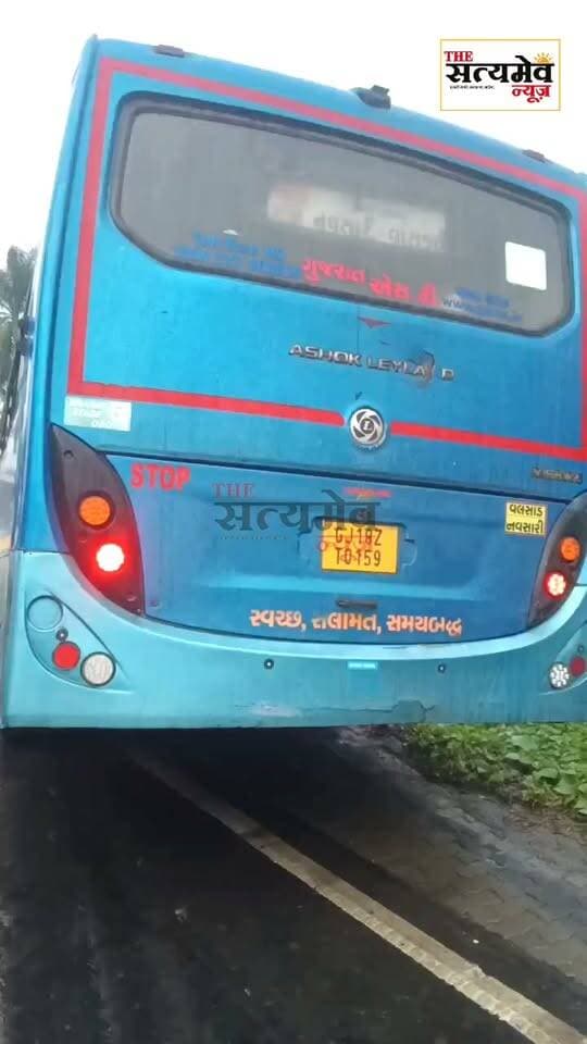 😲 મોટી હોનારત ટળી! મુસાફરોથી ભરેલી ST બસ રોડ નીચે ખાબકી! 🚨
ચોમાસાની શરૂઆતમાં જ નવો બનેલો વાંસકુઈ-બામણિયા રોડ 'ડેન્જર ઝોન' બન્યો! 😱 'સલામત સવારી' જ રોડની સાઈડમાં ઉતરી જતાં મુસાફરોના શ્વાસ અધ્ધર થઈ ગયા! તંત્રની નબળી કામગીરી સામે સ્થાનિકોમાં ભારે આક્રોશ... 👇
#Navsari #STBusAccident #Vanskui #BreakingNews #GujaratNews #RoadSafety #TheSatyamevNews #GujaratPolice #STBus #AccidentAlert