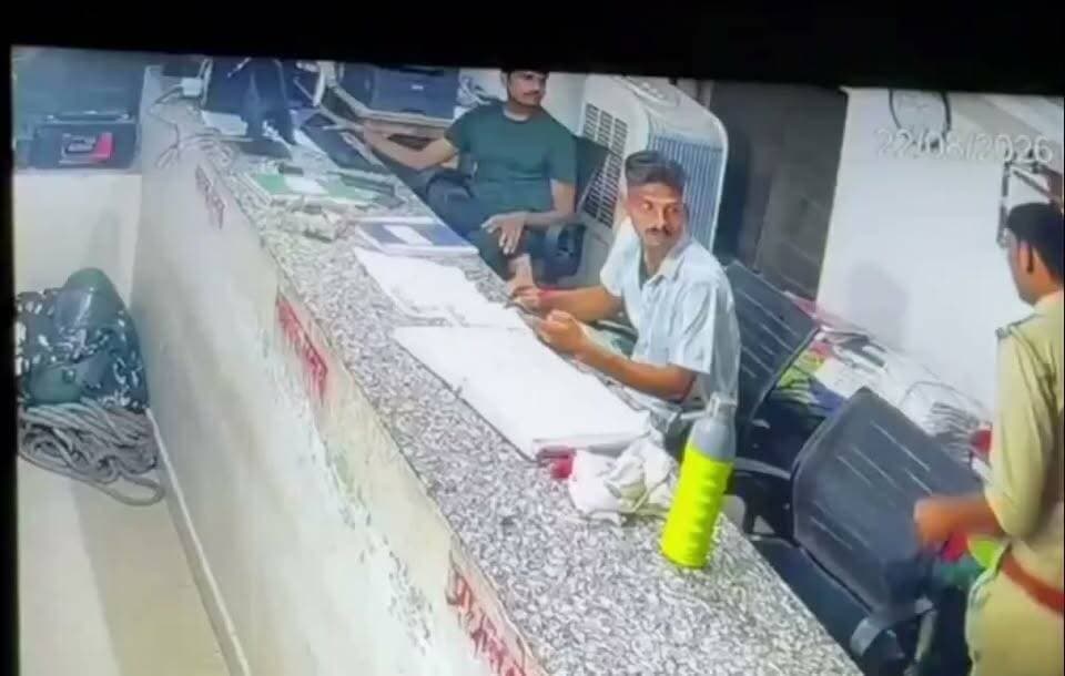 थाने के अंदर भिड़े सिपाही, लात घूंसे चलें'
बाराबंकी के बड्डूपुर थाने में 2 पुलिसकर्मियों में जमकर लात घूसे चलें. एक सिपाही ने दूसरे को लिटा लिटा कर पीटा. मारपीट CCTV कैमरे में कैद हो गई. करीब 2 सप्ताह पुराना वीडियो बताया जा रहा है. दावा है कि बंटवारे को लेकर विवाद हुआ था.