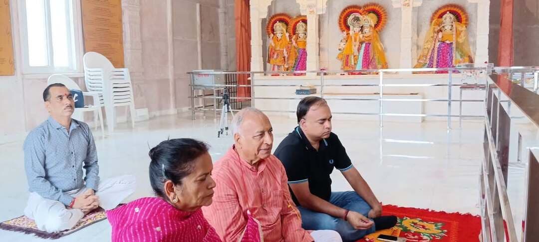 तावडू-कामधेनु गौधाम मंदिर में श्री गणेश चतुर्थी पर भव्य आयोजन
तावडू,14 सितंबर।
Aonenews अरविन्द बक्शी
श्री गणेश चतुर्थी पर कामधेनु गोधाम मंदिर बिस्सर अकबरपुर के प्रांगण में सामूहिक पूजा का आयोजन; संस्थान के पदाधिकारियों ने दीं शुभकामनाएं
कामधेनु गोधाम मंदिर बिस्सर अकबरपुर (नौरंगपुर-हसनपुर-तावडू रोड, नजदीक आईटीसी ग्रांड भारत एनसीआर-हरियाणा) के प्रांगण में श्री गणेश चतुर्थी का पावन पर्व अत्यंत श्रद्धा और हर्षोल्लास के साथ मनाया गया।
इस अवसर पर कामधेनु आरोग्य संस्थान के संस्थापक डॉ. एस. पी. गुप्ता (सेवानिवृत्त आईएएस), अध्यक्ष शशि गुप्ता, राष्ट्रीय महासचिव प्रियंक गुप्ता एवं कोषाध्यक्ष रुचिर गुप्ता तथा आशा विष्णु भगवान ने सामूहिक रूप से भगवान श्री गणेश की विधि-विधान से पूजा-अर्चना की और सभी देशवासियों को गणेश चतुर्थी की हार्दिक बधाई व शुभकामनाएं दीं।
डॉ. एस. पी. गुप्ता ने इस पावन अवसर पर कहा कि विघ्नहर्ता भगवान श्री गणेश सभी के जीवन से दुख और बाधाओं को दूर कर सुख, समृद्धि, शांति एवं उत्तम स्वास्थ्य प्रदान करें। उन्होंने बताया कि गणेश चतुर्थी का यह पवित्र पर्व हमें नई ऊर्जा, सकारात्मक सोच और आपसी भाईचारे का संदेश देता है।
मंदिर प्रांगण में आयोजित इस सामूहिक पूजा के उपरांत संस्थान के पदाधिकारियों,श्रद्धालुओं ने देशवासियों को भी बधाई एवं शुभकामनाएं दी।