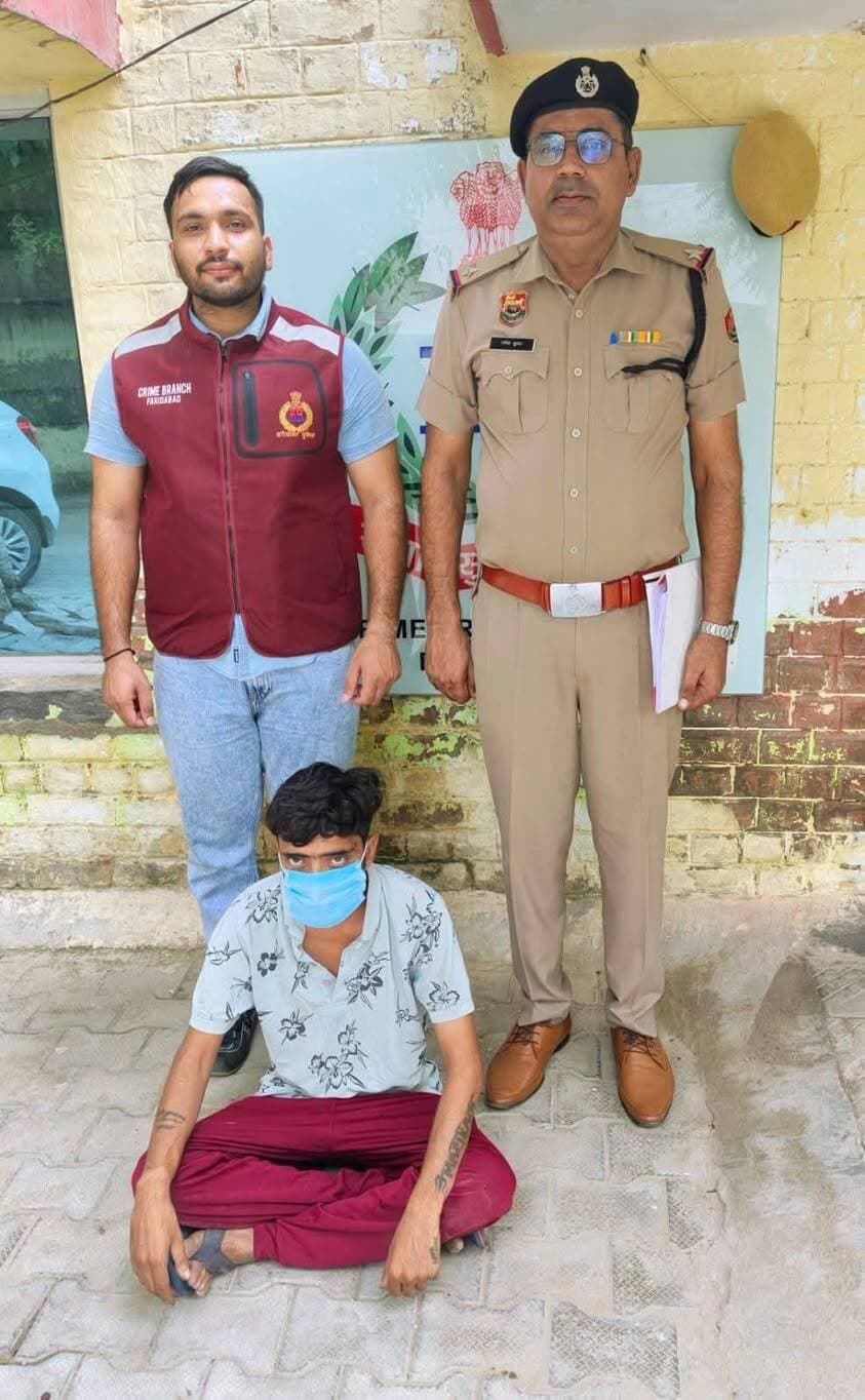 अवैध नशा बेचने मामले में फरीदाबाद पुलिस ने महिला सहित किए 2 गिरफ्तार:पुलिस प्रवक्ता
1.214 किलोग्राम गांजा व 7.85 ग्राम स्मैक बरामद
फरीदाबाद:14 सितंबर।
Aonenews अरविन्द बक्शी
फरीदाबाद पुलिस का नशा तस्करों पर लगातार प्रहार जारी है। 13 सितंबर को 2 अलग-अलग स्थानों पर कार्रवाई करते हुये अपराध शाखाओं की टीमों ने महिला सहित 2 आरोपितों को गिरफ्तार किया है, जिनसे 1.214 किलोग्राम गांजा व 7.85 ग्राम स्मैक बरामद की गई है।
राजीव कॉलोनी की रहने वाली महिला से 1.214 किलोग्राम गांजा बरामद-पुलिस प्रवक्ता अनुसार अपराध शाखा सेक्टर-30 की टीम ने गुप्त सूचना के आधार पर कार्रवाई करते हुए आरोपित महिला को 1.214 किलोग्राम सहित राजीव कालोनी सेक्टर-56 से गिरफ्तार किया है, जिसने पूछताछ में बताया कि उसने यह गांजा किसी व्यक्ति से 9000 रुपये प्रति किलोग्राम के हिसाब से खरीदा था। वह व्यक्ति फरीदाबाद में गांजा देने आता था, जिसकी जानकारी के लिए महिला को पुलिस रिमांड पर लिया गया है।
7.85 ग्राम स्मैक बरामद-वहीं एक अन्य मामले में अपराध शाखा सेक्टर-48 की टीम ने हिमांशु (33) वासी कोतवाली फरीदाबाद को एन आई टी-2 से 7.85 ग्राम स्मैक सहित काबू किया है। जिसने पूछताछ में बताया कि वह एक अन्य व्यक्ति के लिए प्रतिदिन दिहाडी पर स्कूटी से नशा बेचने का काम करता था। सारा काम उसे फोन के द्वारा ही पता चलता था। स्कूटी व फोन को पुलिस ने जब्त कर लिया गया है और आरोपित को जेल भेजा दिया है।