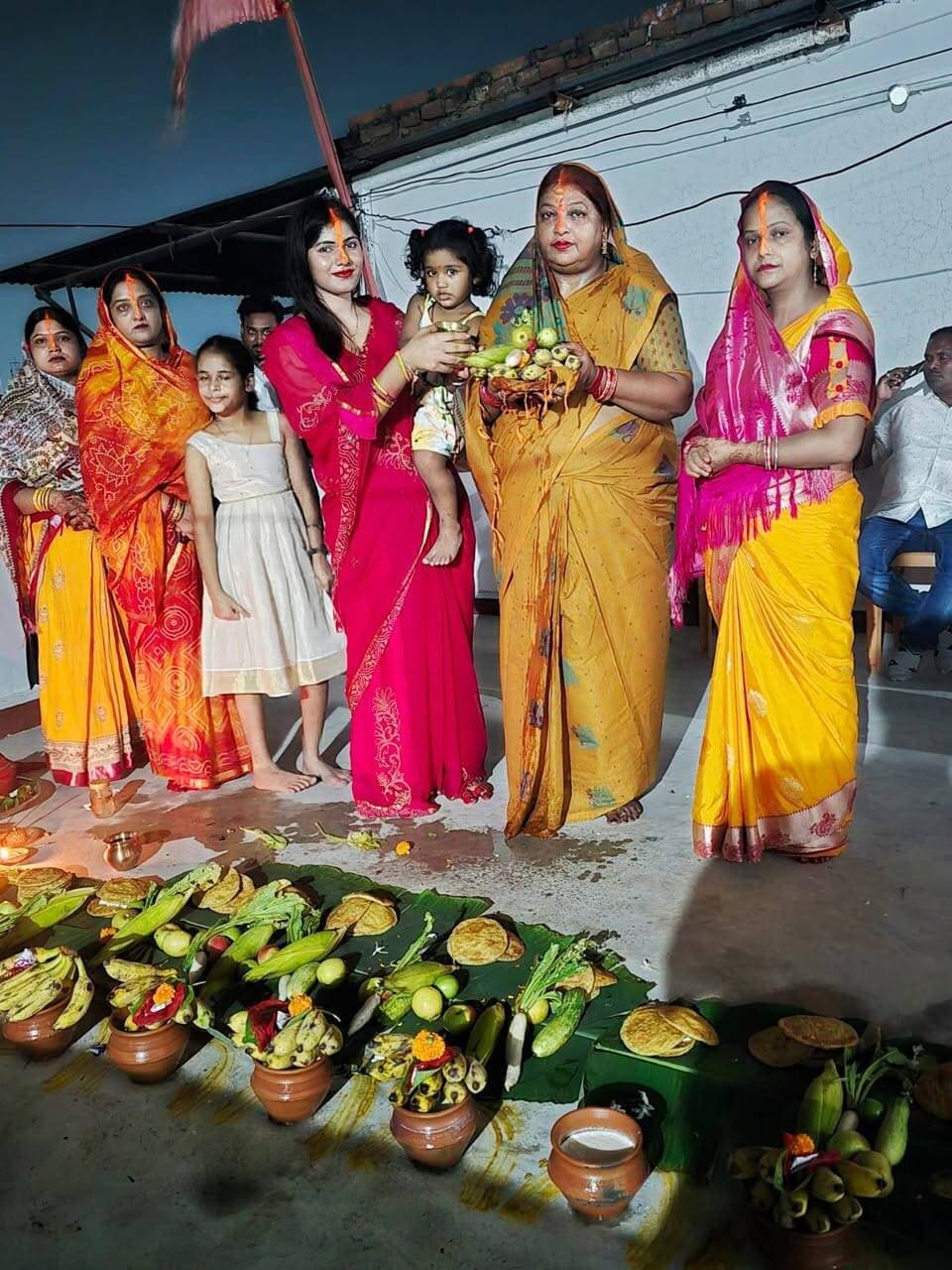 लोक आस्था के महापर्व चौरचन (चौठ चन्द्र) के शुभ अवसर पर मुजफ्फरपुर नगर निगम की महापौर श्रीमती निर्मला देवी ने पूरी श्रद्धा और विधि-विधान के साथ पूजा-अर्चना की। उन्होंने इस पावन त्योहार के अवसर पर सभी मुजफ्फरपुर शहरवासियों और प्रदेशवासियों को हार्दिक बधाई एवं शुभकामनाएं दी हैं।