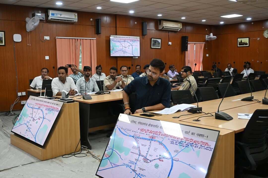 🚦 गोपालगंज | 14 सितंबर 2026
हेलमेट एवं सीट बेल्ट का प्रयोग हो अनिवार्य
जिला पदाधिकारी श्री समीर सौरभ (भा.प्र.से.) की अध्यक्षता में जिला सड़क सुरक्षा समिति की बैठक आयोजित कर जिले में सड़क दुर्घटनाओं, ब्लैक स्पॉट, यातायात नियमों एवं सड़क सुरक्षा उपायों की विस्तृत समीक्षा की गई।
🪖 दोपहिया वाहन चालकों के लिए हेलमेट अनिवार्य
🚗 चारपहिया वाहनों में सीट बेल्ट का अनिवार्य उपयोग
⚠️ ब्लैक स्पॉट एवं दुर्घटना संभावित क्षेत्रों में प्रभावी सुरक्षा उपाय
📵 वाहन चलाते समय मोबाइल फोन के उपयोग से बचने की अपील
🚫 ओवरस्पीडिंग एवं यातायात नियमों के उल्लंघन पर सख्त कार्रवाई
📢 नियमों के पालन के लिए नियमित जागरूकता अभियान
🛣️ सड़क किनारे अतिक्रमण हटाने एवं यातायात व्यवस्था सुगम बनाने पर जोर
सड़क सुरक्षा सामूहिक जिम्मेदारी है। यातायात नियमों का पालन करें, सुरक्षित रहें। 🙏
#RoadSafety #Gopalganj #SadakSuraksha #Helmet #SeatBelt #TrafficRules #SafeDriving #TrafficAwareness #BlackSpot #RoadAccident #DistrictAdministration #Bihar #Sushasan