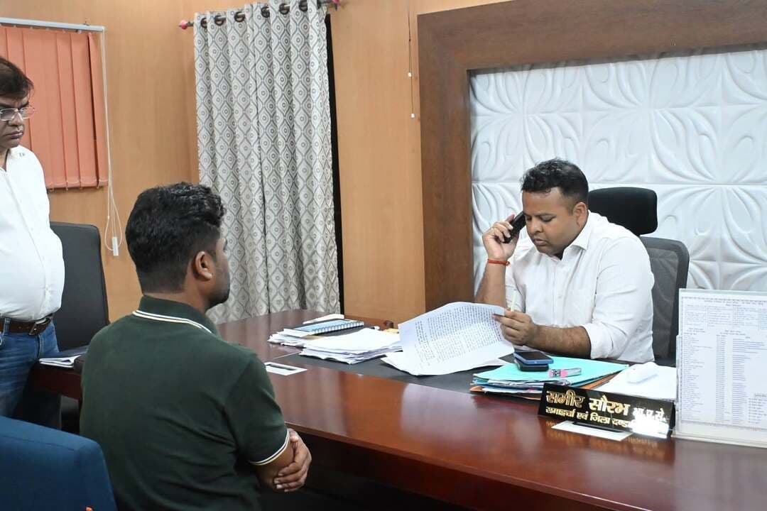 📍 गोपालगंज | 14 सितंबर 2026
जनता के दरबार में डीएम ने सुनी 35 फरियादियों की समस्याएं
‘सबका सम्मान–जीवन आसान’ के तहत जिला पदाधिकारी श्री समीर सौरभ (भा.प्र.से.) ने जनता के दरबार में आमजनों की समस्याएं सुनीं।
📌 कुल 35 आवेदन प्राप्त
🏠 22 मामले भूमि एवं जमीन विवाद से संबंधित
डीएम ने प्रत्येक फरियादी की समस्या गंभीरता से सुनते हुए संबंधित अधिकारियों को त्वरित, निष्पक्ष एवं समयबद्ध कार्रवाई के निर्देश दिए।
☎️ संबंधित पदाधिकारियों से दूरभाष पर तत्काल संपर्क कर शिकायतों के शीघ्र निष्पादन का निर्देश भी दिया गया।
आमजन की समस्याओं का समाधान जिला प्रशासन की सर्वोच्च प्राथमिकता है।
#Gopalganj #JantaDarbar #DMGopalganj #SameerSaurabh #SabkaSammanJeevanAasaan #JanSamasyayein #LandDispute #PublicGrievance #GoodGovernance #Sushasan #DistrictAdministration