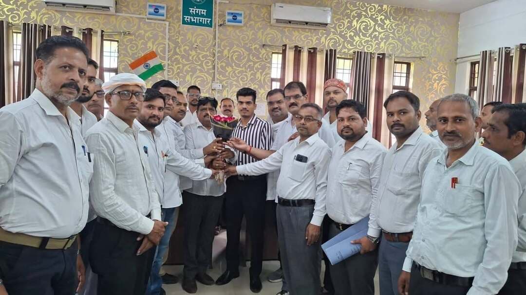 🚨 अजीतमल को मिला नया प्रशासनिक नेतृत्व!
अजीतमल के नवागत एसडीएम विनोद कुमार मीणा ने कार्यभार संभाल लिया है। कार्यभार ग्रहण करते ही अधिवक्ताओं ने पुष्पगुच्छ भेंट कर उनका भव्य स्वागत किया। 🌹
नए एसडीएम ने स्पष्ट किया कि जनसुनवाई, राजस्व मामलों का त्वरित निस्तारण और प्रशासनिक पारदर्शिता उनकी प्राथमिकताओं में शामिल रहेंगे। आम जनता की समस्याओं के समाधान और सरकारी योजनाओं के प्रभावी क्रियान्वयन पर विशेष ध्यान दिया जाएगा।
अब अजीतमल की जनता की निगाहें नए प्रशासनिक नेतृत्व पर हैं। लोगों को उम्मीद है कि क्षेत्र की समस्याओं के समाधान में तेजी आएगी और आमजन को बेहतर प्रशासनिक सेवाएं मिलेंगी।
💬 आप अजीतमल में किस मुद्दे पर सबसे पहले कार्रवाई देखना चाहते हैं? अपनी राय कमेंट में जरूर बताएं।
📢 जानकारी भरोसे की
दिबियापुर द लीजेंडयह पोस्ट कमेंट और एंगेजमेंट बढ़ाने के लिए उपयुक्त है।